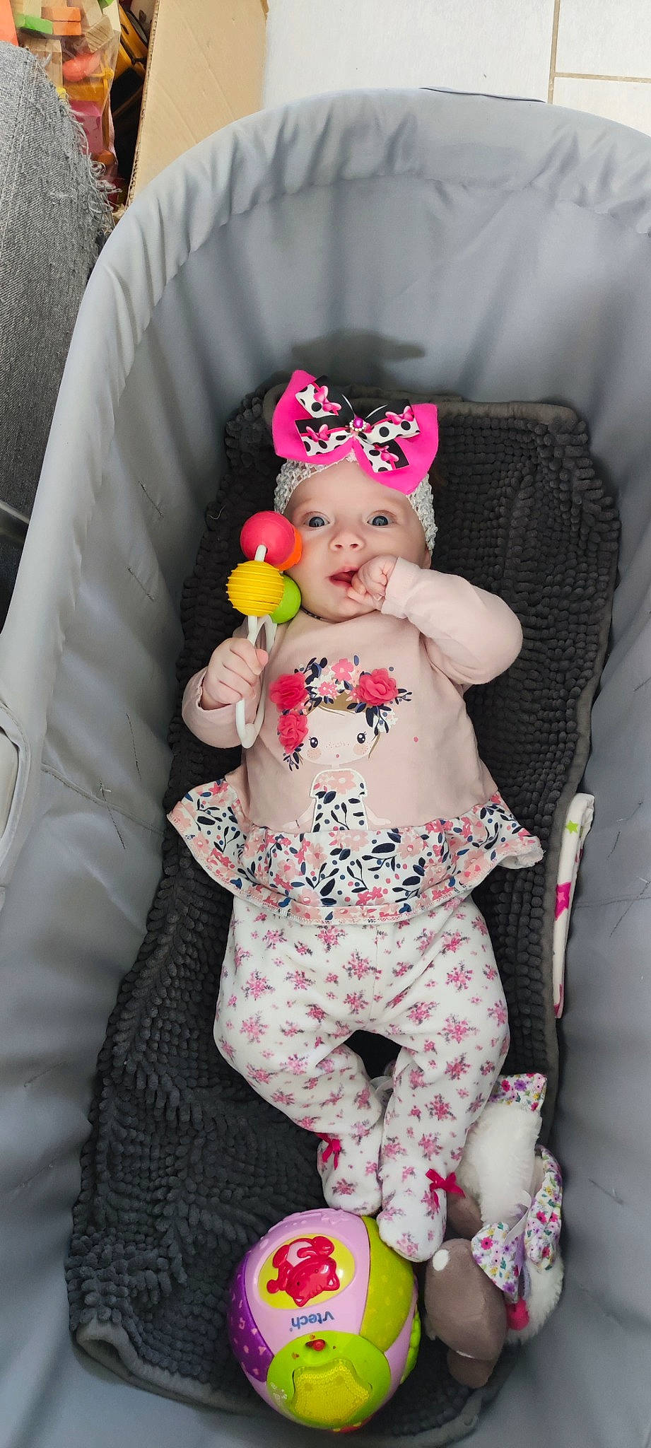 Noëllya participe au concours pour gagner de l'argent avec cette photo : baby, baby_products, baby_toddler_clothing, cap, car_seat, carmine, child, comfort, costume, costume_hat, fashion_accessory, headwear, magenta, outerwear, pattern, person, personal_protective_equipment, pink, sitting, sleeve