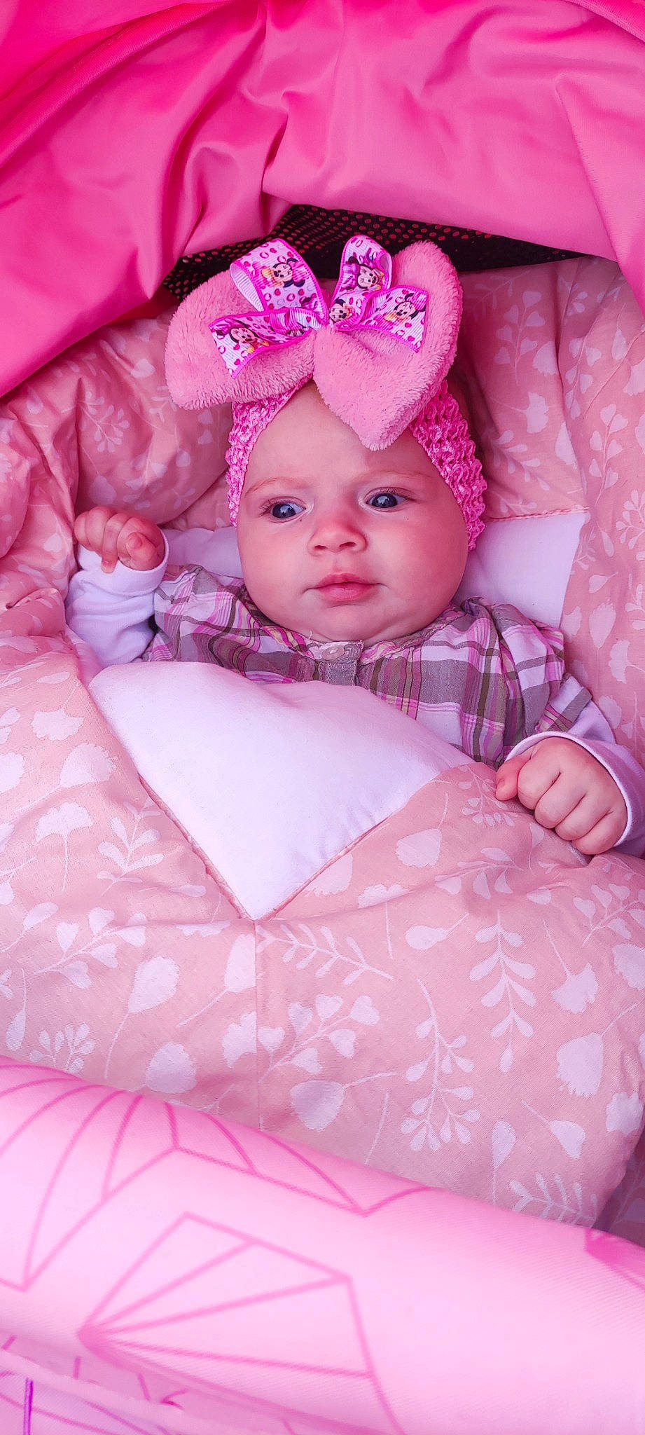 Noëllya a rejoint le concours — aidez-le/la à gagner de superbes lots ! baby, baby_toddler_clothing, cap, child, comfort, dress, eye, eyelash, face, hand, head, headband, headwear, lip, magenta, person, pink, purple, skin, sleeve