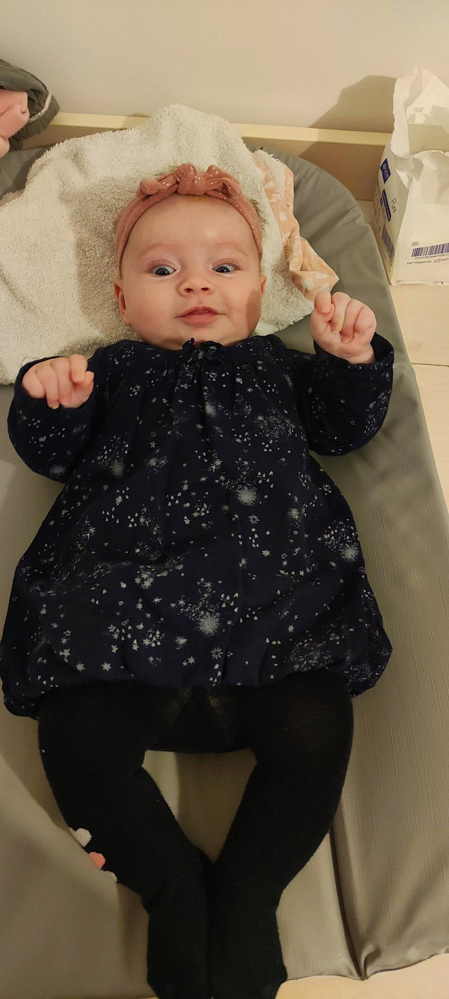 Noëllya a rejoint le concours — aidez-le/la à gagner de superbes lots ! baby_toddler_clothing, black, cheek, child, gesture, hairstyle, human_body, iris, joint, lip, neck, outerwear, person, pink, shoulder, skin, sleeve, standing, textile, toddler