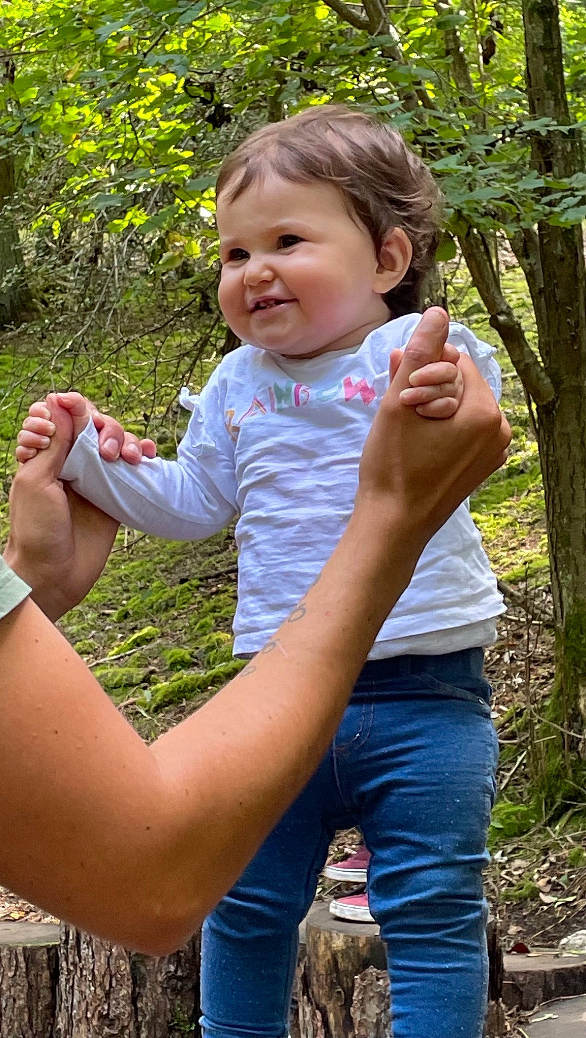 Ambre participe au concours pour gagner de l'argent avec cette photo : arm, baby, baby_toddler_clothing, clothing, facial_expression, finger, gesture, grass, hand, happy, joy, leaf, lip, natural_environment, people_in_nature, person, plant, skin, standing, sunlight