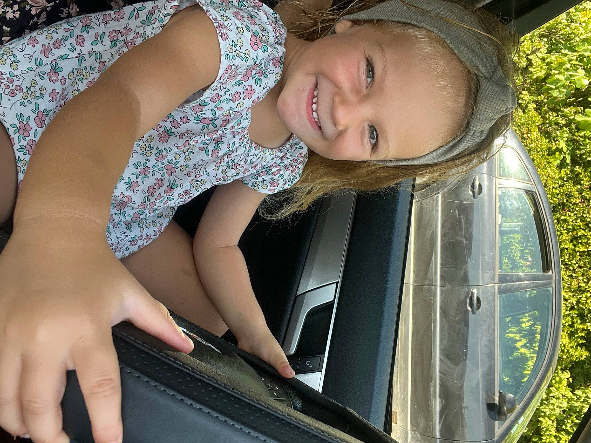 Shanel participe au concours pour gagner de l'argent avec cette photo : automotive_design, automotive_exterior, automotive_lighting, bumper, car, cool, eye, finger, flash_photography, hand, head, hood, joy, leg, motor_vehicle, organ, person, smile, thigh, vehicle