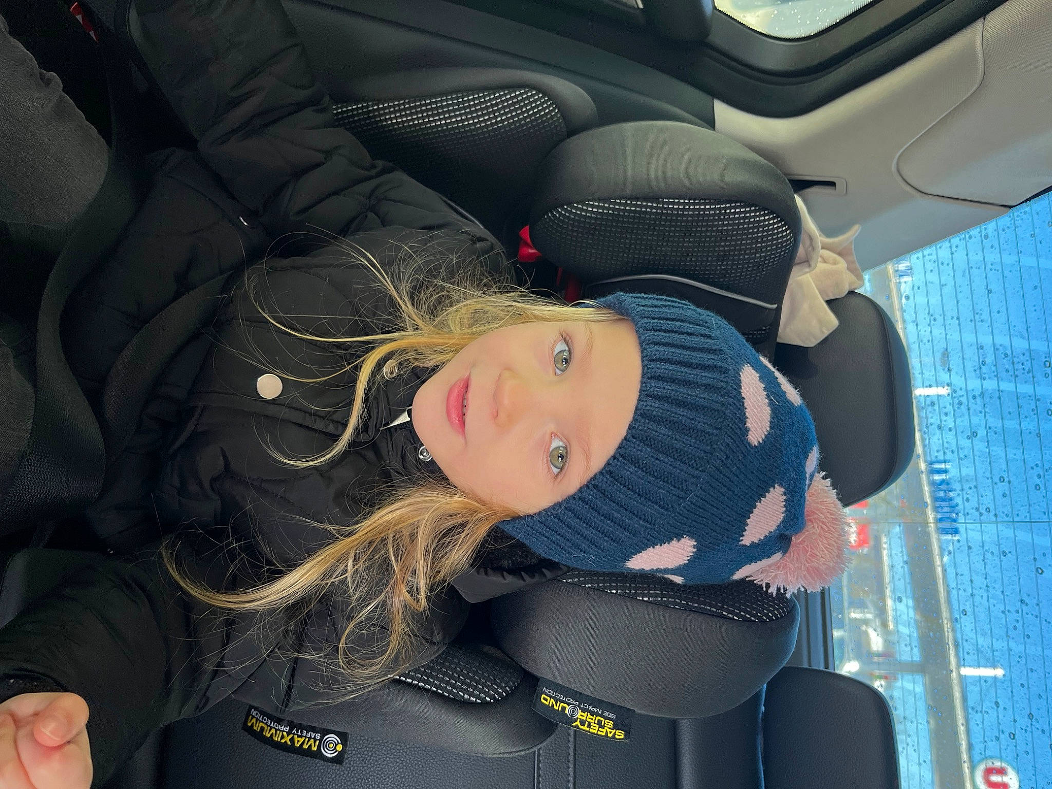 Shanel a rejoint le concours — aidez-le/la à gagner de superbes lots ! auto_part, automotive_design, automotive_exterior, automotive_wheel_system, automotive_window_part, car_seat, car_seat_cover, comfort, electric_blue, family_car, head_restraint, headwear, luxury_vehicle, motor_vehicle, person, personal_luxury_car, steering_part, steering_wheel, toddler, vehicle_door