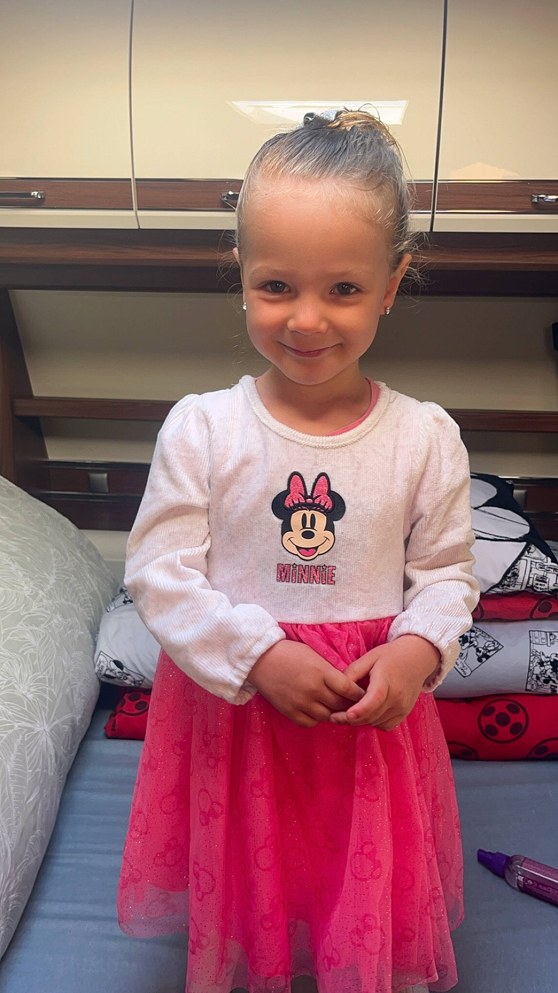 Shanel a rejoint le concours — aidez-le/la à gagner de superbes lots ! baby_toddler_clothing, child, dress, event, flooring, fun, hairstyle, happy, head, joy, magenta, mammal, person, pink, room, shoulder, skin, sleeve, smile, standing