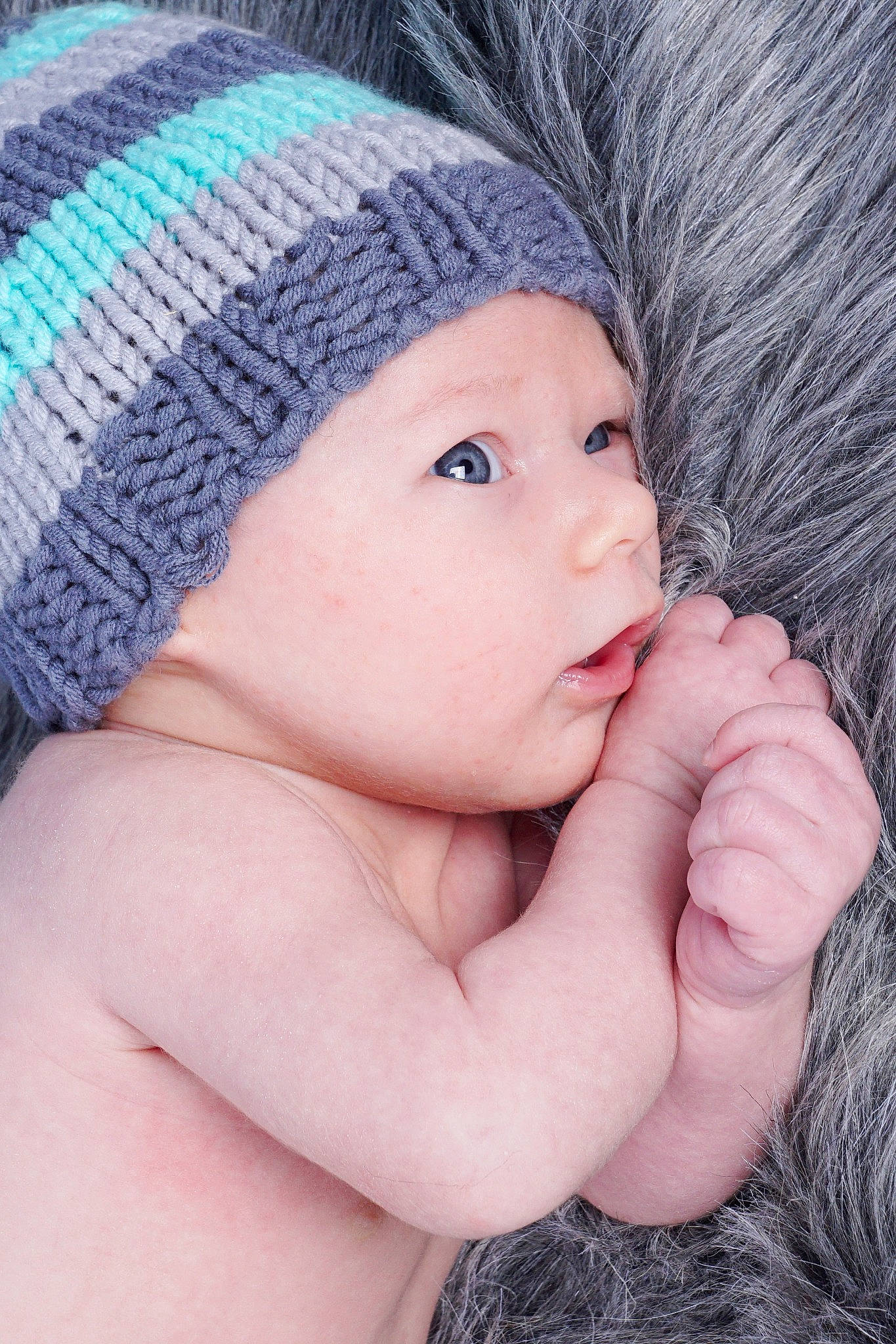 Rémy participe au concours pour gagner de l'argent avec cette photo : baby, cap, cheek, chin, cool, eye, eyebrow, eyelash, finger, gesture, hand, happy, headgear, headwear, iris, knit_cap, lip, neck, person, skin