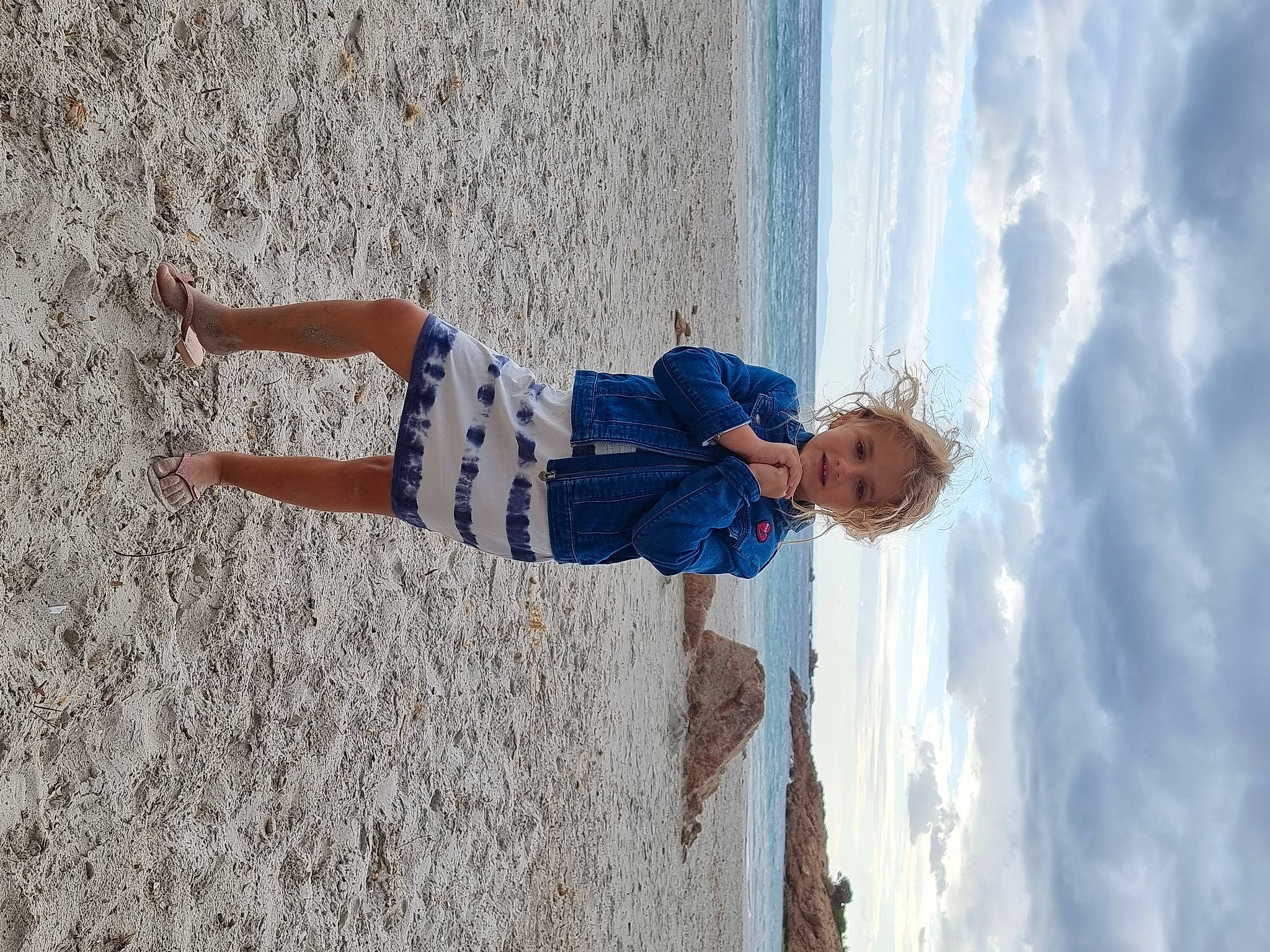 Shana participe au concours pour gagner de l'argent avec cette photo : azure, beach, body_of_water, child, cloud, electric_blue, fun, gesture, happy, human_leg, leg, leisure, people_in_nature, person, recreation, sand, shorts, sky, toddler, water