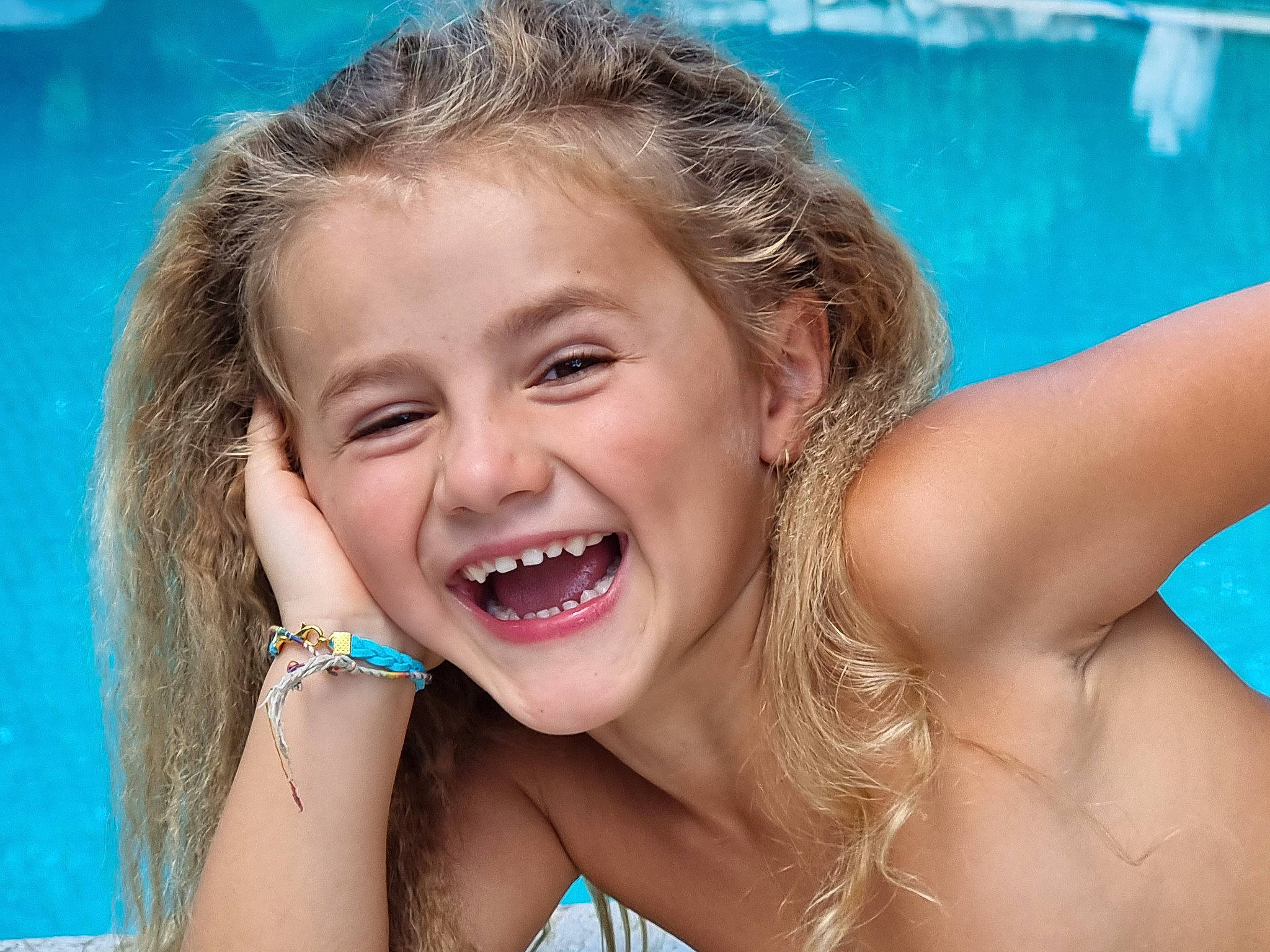 Shana a rejoint le concours — aidez-le/la à gagner de superbes lots ! bathing, blond, blue, close_up, eyelash, facial_expression, fun, gesture, hairstyle, happy, joy, leisure, nose, organ, person, recreation, skin, smile, summer, swimming_pool