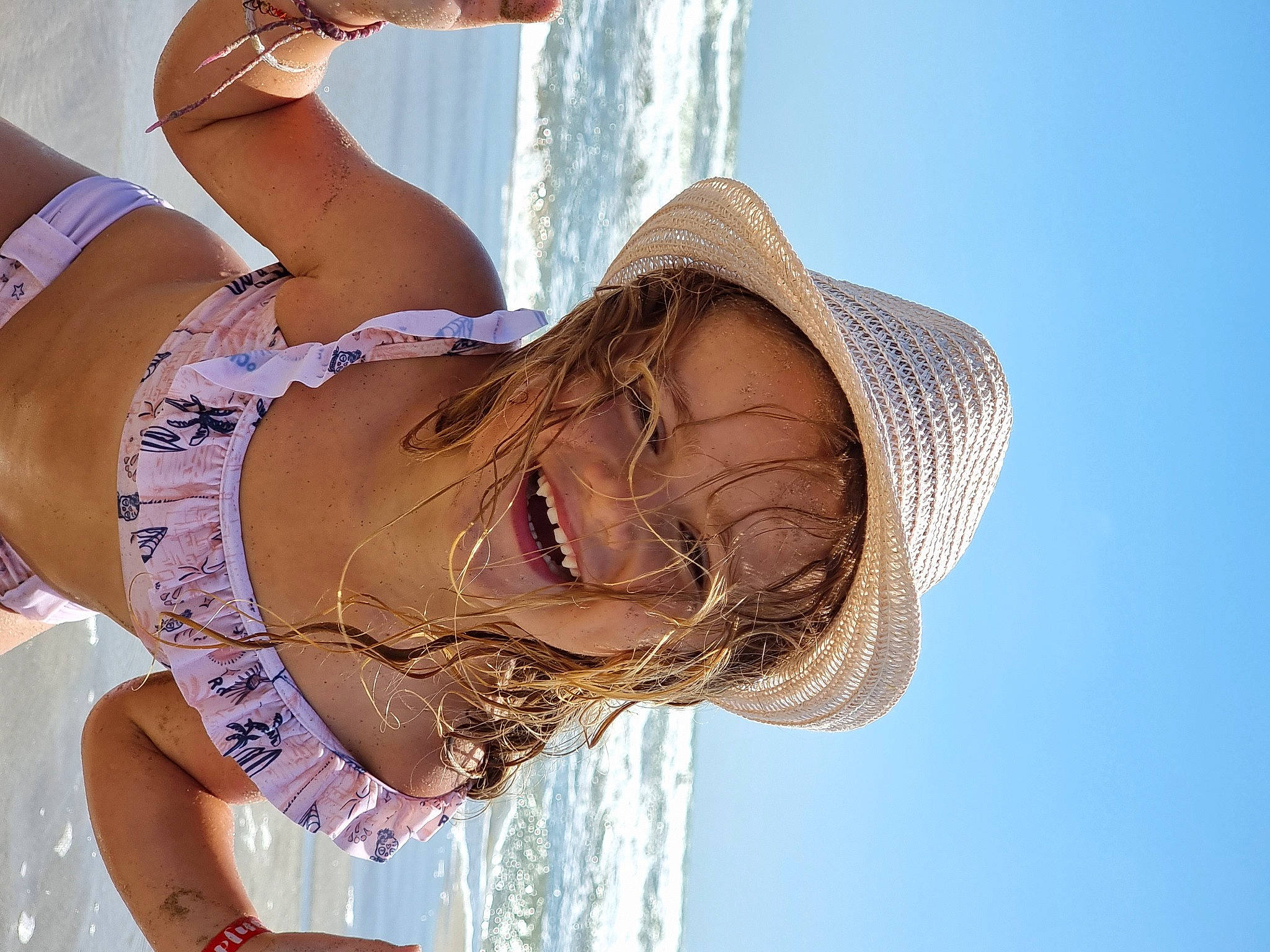 Shana a rejoint le concours — aidez-le/la à gagner de superbes lots ! arm, azure, black_hair, chest, elbow, hand, happy, hat, headgear, human_body, joint, neck, person, photograph, shoulder, sky, sunglasses, thigh, trunk, waist