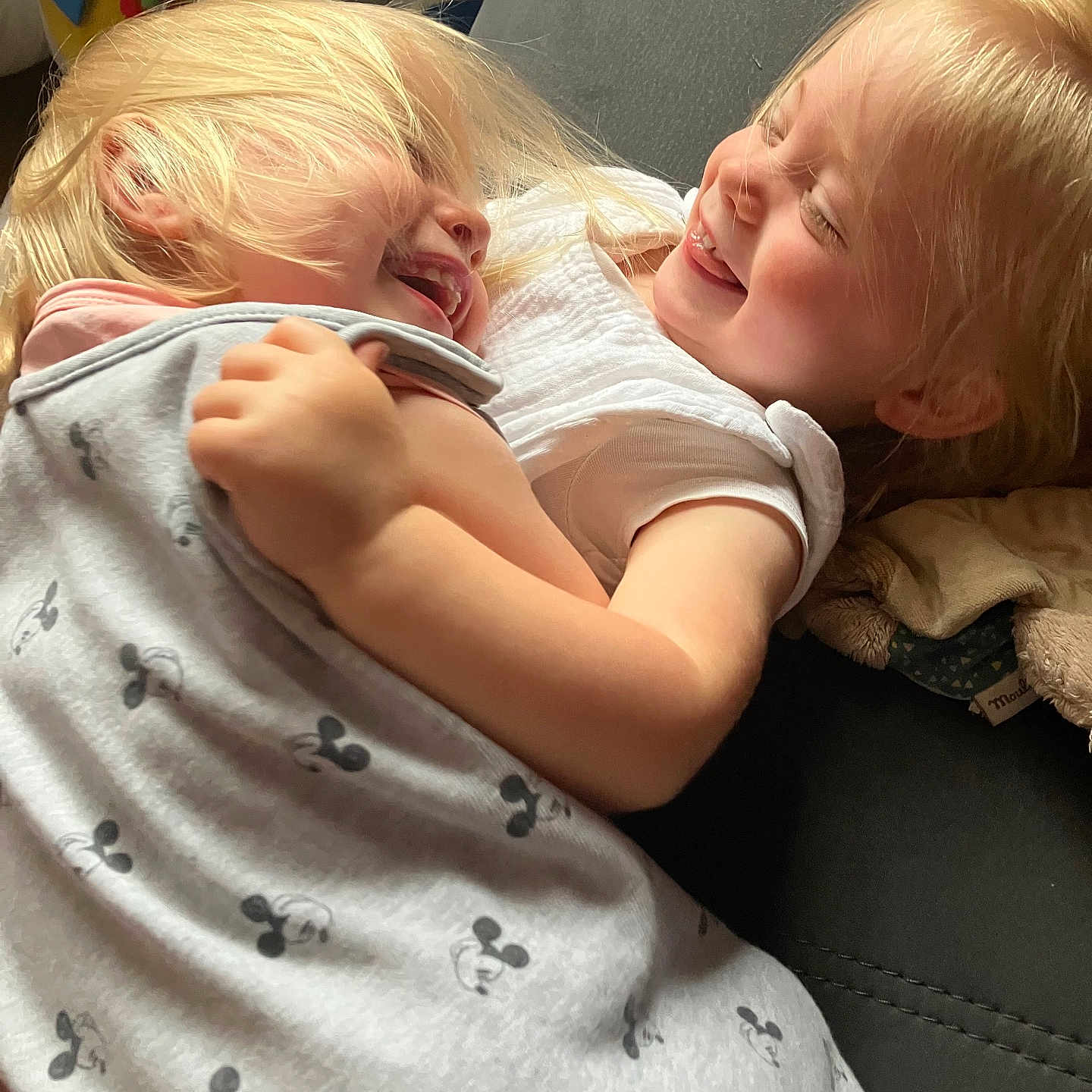 Sophie Et Clémence a rejoint le concours — aidez-le/la à gagner de superbes lots ! baby, blanket, blonde, clothing, cushion, face, furniture, hair, happy, head, homedecor, hugging, laughing, newborn, person, photography, portrait, sleeping, smile, t_shirt