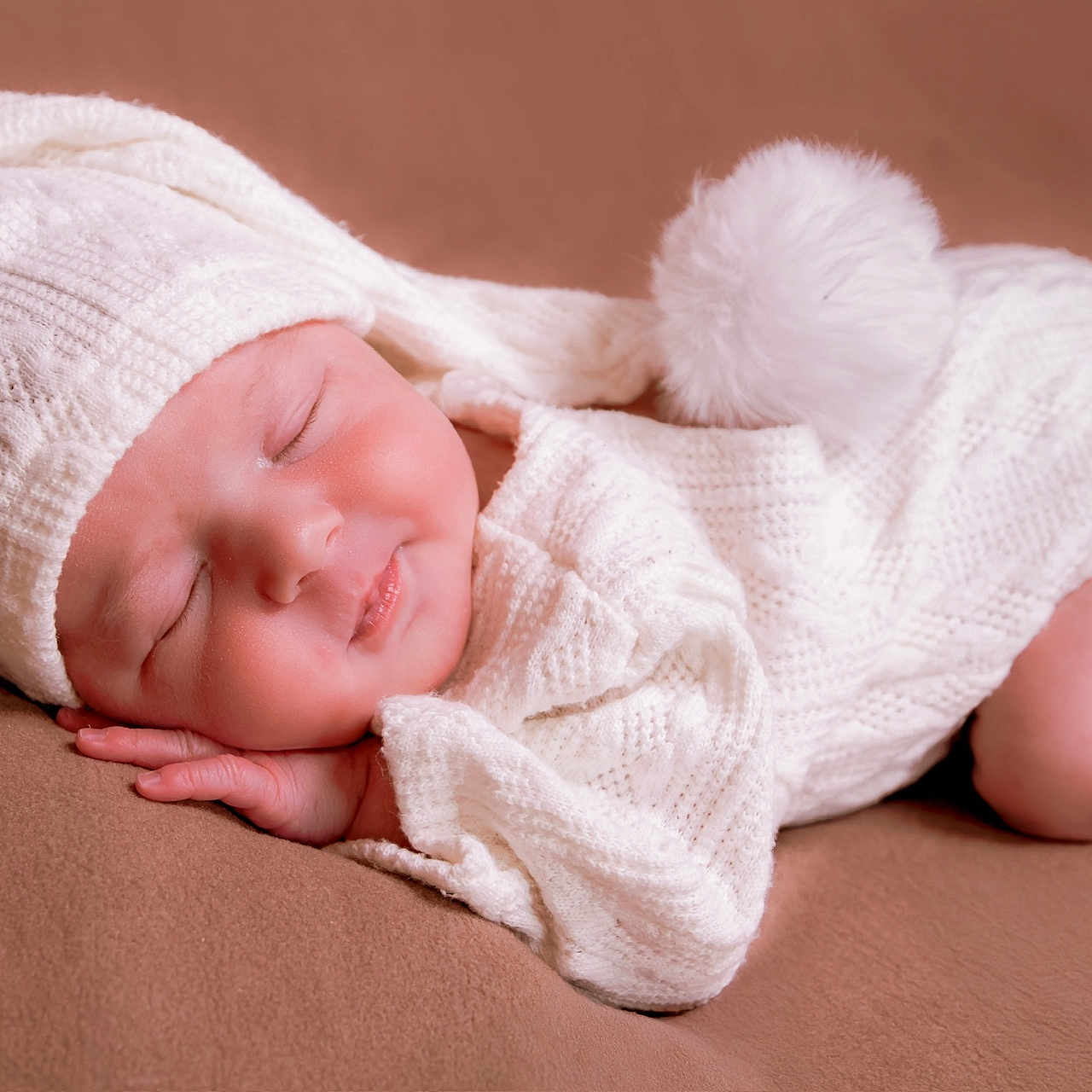 Alba participe au concours pour gagner de l'argent avec cette photo : baby, beanie, blanket, bonnet, cap, clothing, face, glove, happy, hat, head, newborn, person, photography, portrait, sleeping, smile