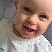 Théo a rejoint le concours — aidez-le/la à gagner de superbes lots ! baby, close_up, smile, happy, child, face, white_shirt, blue_eyes, infant, cute, joyful, portrait, young_child, skin, mouth_open, expression, indoors, person, head, toddler