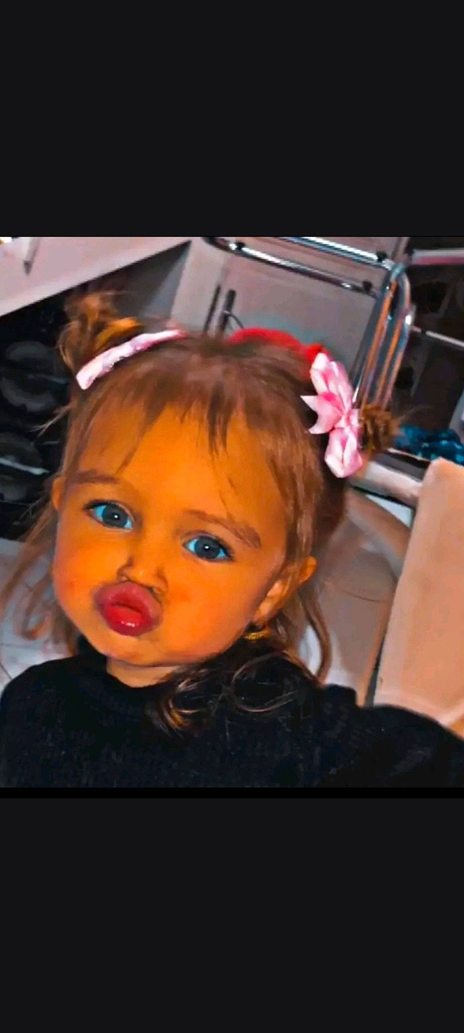 Djeymi Adan a rejoint le concours — aidez-le/la à gagner de superbes lots ! audio_equipment, baby, black_hair, brown_hair, cheek, child, eye, eyebrow, eyelash, fashion_accessory, flash_photography, fun, happy, headgear, iris, lip, nose, person, skin, toddler