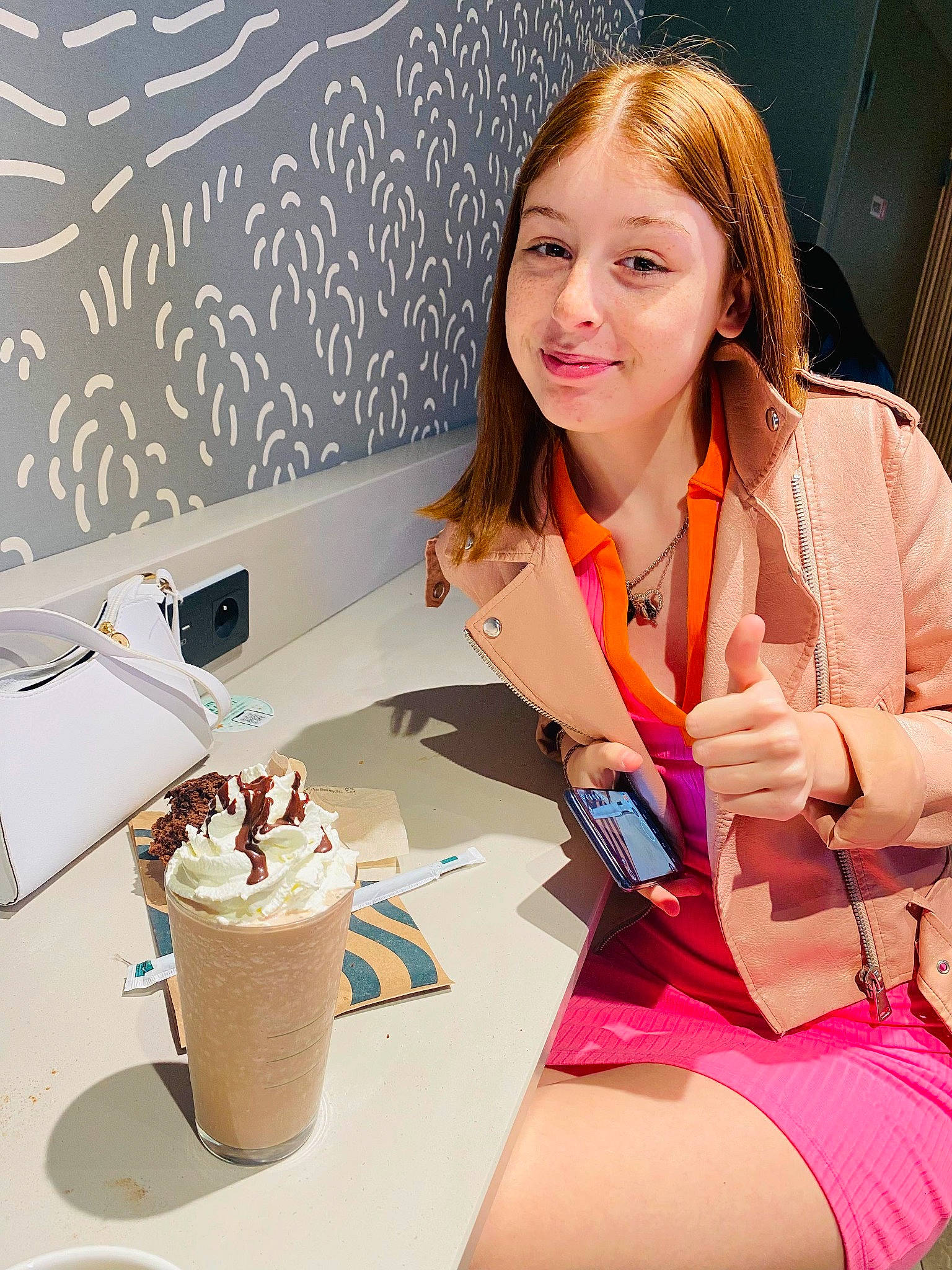 Lucy participe au concours pour gagner de l'argent avec cette photo : cake, cake_decorating, coffee, cream, cuisine, cup, dessert, event, eyewear, food, human_leg, ingredient, jewellery, joy, person, plate, smile, sweetness, table, tableware