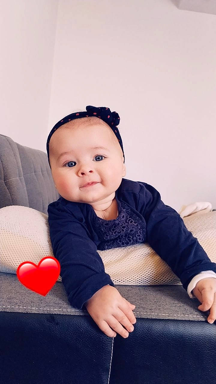 Lysa a rejoint le concours — aidez-le/la à gagner de superbes lots ! arm, baby, baby_toddler_clothing, balloon, child, comfort, finger, flash_photography, flooring, happy, human_leg, knee, leg, lip, person, sitting, skin, sleeve, smile, thigh