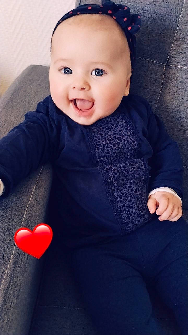 Lysa a rejoint le concours — aidez-le/la à gagner de superbes lots ! arm, baby_toddler_clothing, black, cheek, clothing, eye, face, hair, happy, lip, neck, nose, organ, outerwear, person, photograph, skin, sleeve, smile, standing