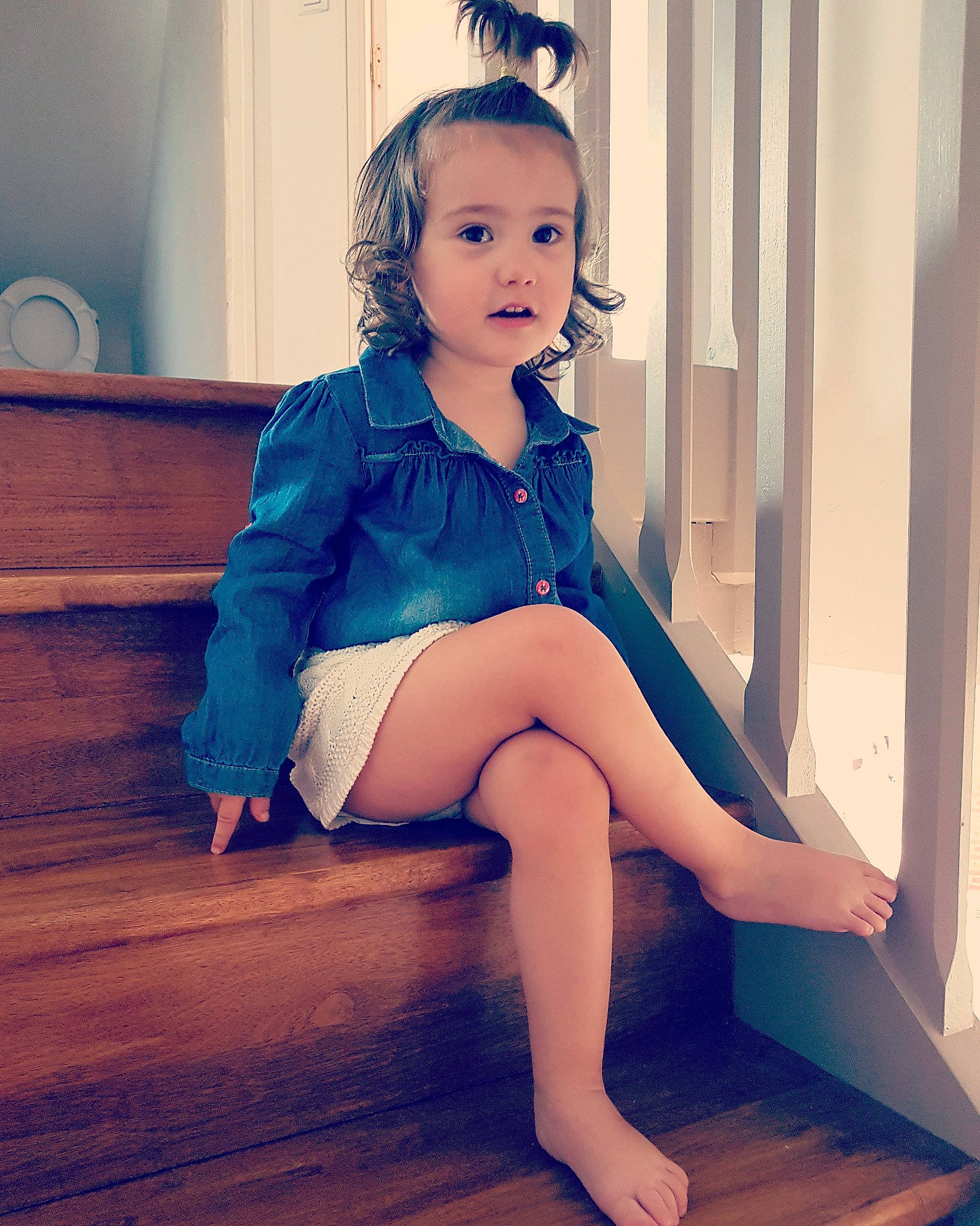 Elyna a rejoint le concours — aidez-le/la à gagner de superbes lots ! beauty, blue, child, child_model, clothing, dress, eye, face, fashion, human_body, human_leg, joint, leg, long_hair, person, shoulder, sitting, skin, smile, thigh