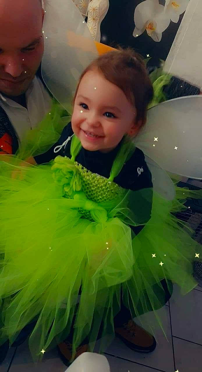 Evy participe au concours pour gagner de l'argent avec cette photo : baby, baby_toddler_clothing, child, costume, event, face, fashion_accessory, feather, formal_wear, fun, happy, head, headpiece, iris, joy, party_supply, person, pink, smile, textile