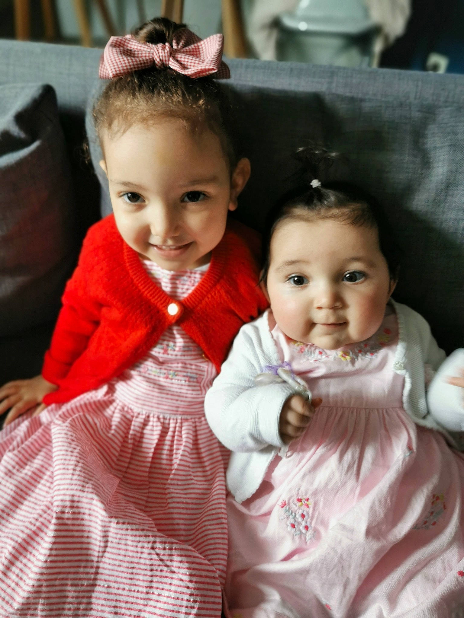 Neïssa a rejoint le concours — aidez-le/la à gagner de superbes lots ! baby, baby_toddler_clothing, child, dress, event, eye, eyewear, facial_expression, formal_wear, fun, hair, hairstyle, happy, iris, jewellery, joy, luggage_and_bags, person, pink, skin