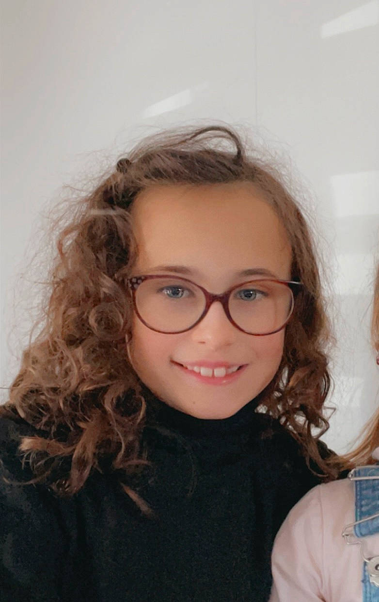 Eva a rejoint le concours — aidez-le/la à gagner de superbes lots ! cheek, chin, eyebrow, eyelash, eyewear, flash_photography, forehead, gesture, glasses, hair, happy, iris, jaw, joy, lip, mouth, neck, nose, person, skin