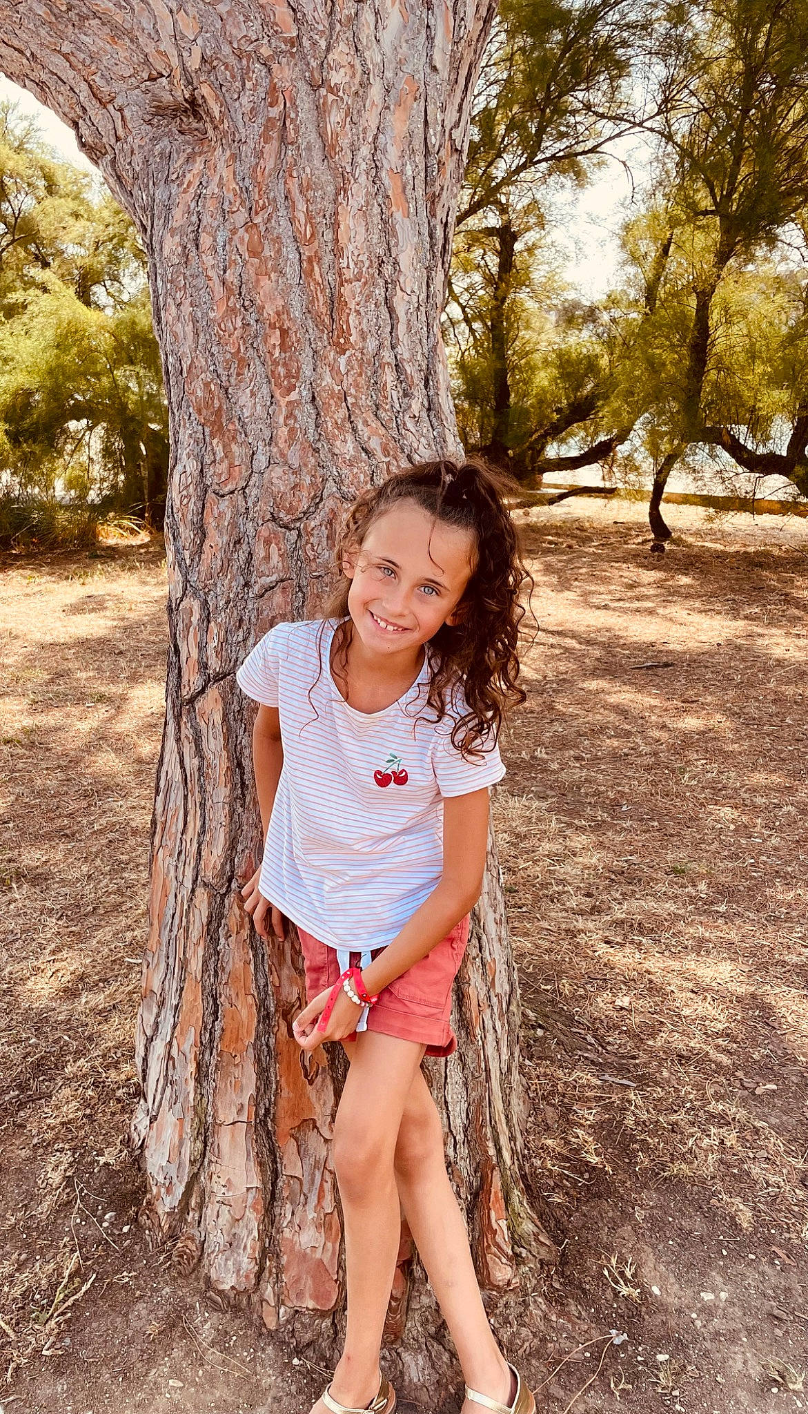 Eva participe au concours pour gagner de l'argent avec cette photo : botany, branch, eye, facial_expression, grass, hair, hairstyle, happy, human_body, joy, leaf, mammal, people_in_nature, person, plant, shoulder, skin, smile, sunlight, tree