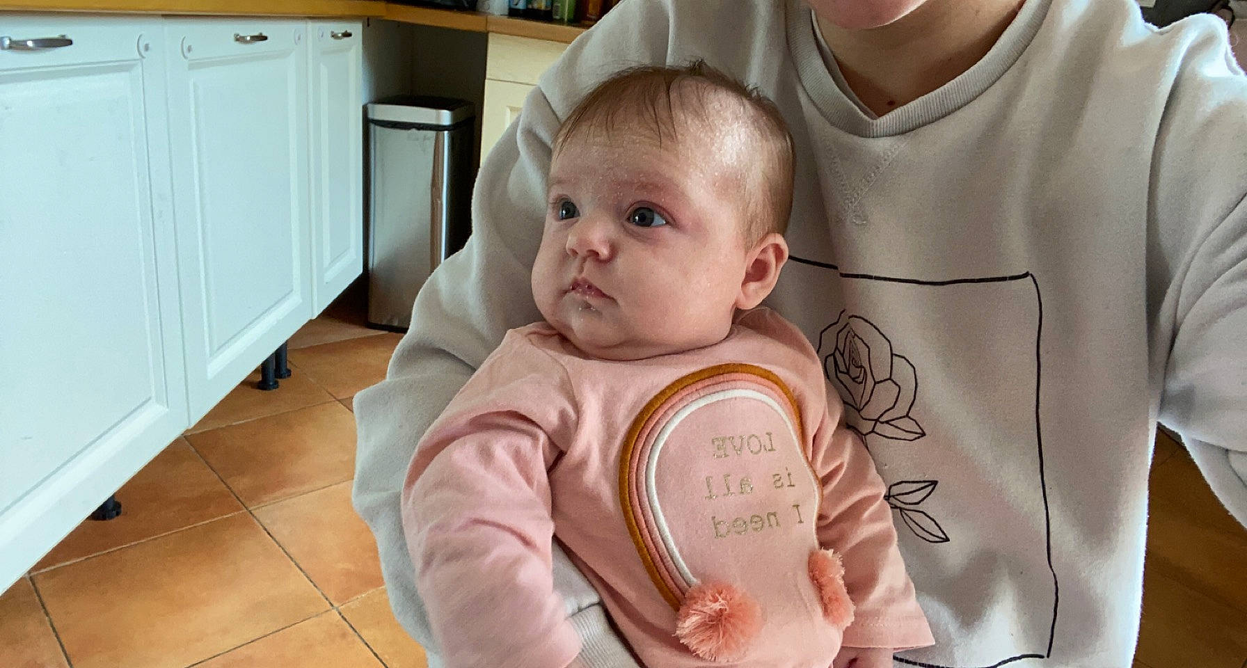 Keyssie a rejoint le concours — aidez-le/la à gagner de superbes lots ! baby, baby_toddler_clothing, cabinetry, chair, cheek, child, comfort, cupboard, drawer, event, fun, hairstyle, happy, kitchen_appliance, person, room, sitting, skin, sleeve, t_shirt