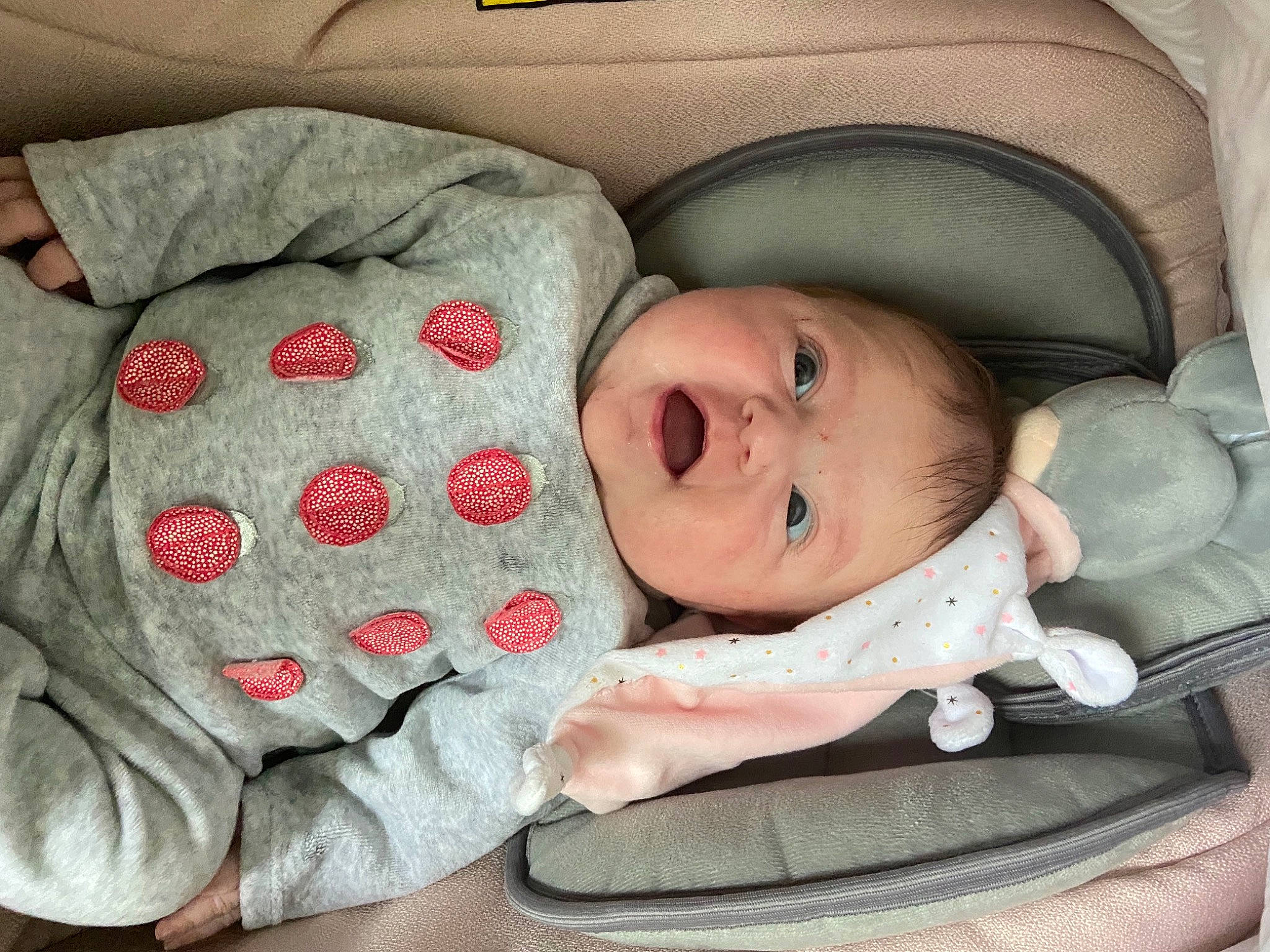 Keyssie a rejoint le concours — aidez-le/la à gagner de superbes lots ! baby, baby_products, baby_safety, baby_sleeping, baby_toddler_clothing, cheek, child, comfort, face, infant_bed, linens, mammal, pattern, person, product, skin, sleeve, smile, textile, toddler