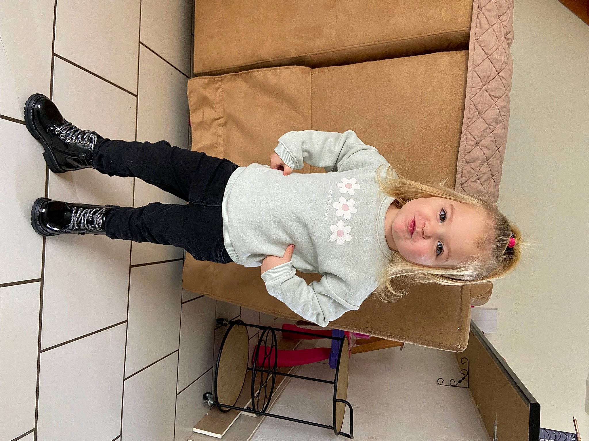 Keyssie participe au concours pour gagner de l'argent avec cette photo : baby, child, comfort, elbow, happy, human_body, human_leg, knee, pattern, person, room, sitting, sleeve, smile, sock, sportswear, thigh, toddler, wrist