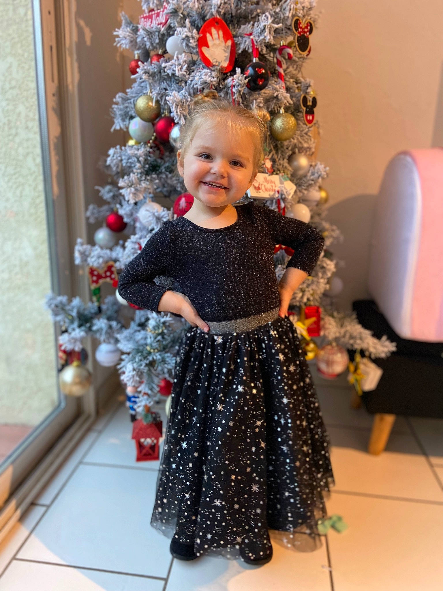 Keyssie a rejoint le concours — aidez-le/la à gagner de superbes lots ! baby_toddler_clothing, child, christmas, christmas_decoration, christmas_ornament, christmas_tree, dress, event, fun, happy, holiday, holiday_ornament, joy, people, person, sleeve, smile, standing, toddler, tradition