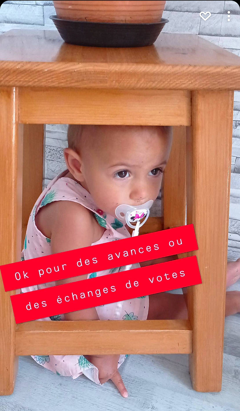 Liyah a rejoint le concours — aidez-le/la à gagner de superbes lots ! baby, baby_toddler_clothing, cheek, child, font, fun, happy, hardwood, hat, leisure, person, photo_caption, play, portrait_photography, product, room, shelving, sitting, toddler, wood