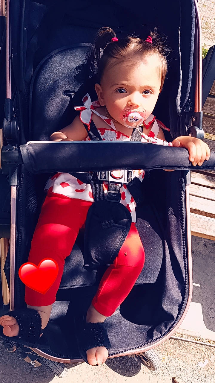 Katalëya participe au concours pour gagner de l'argent avec cette photo : baby, baby_carriage, baby_products, baby_toddler_clothing, beauty, black, child, electric_blue, fashion_accessory, flash_photography, fun, human_leg, lip, person, product, red, sitting, snapshot, thigh, toddler