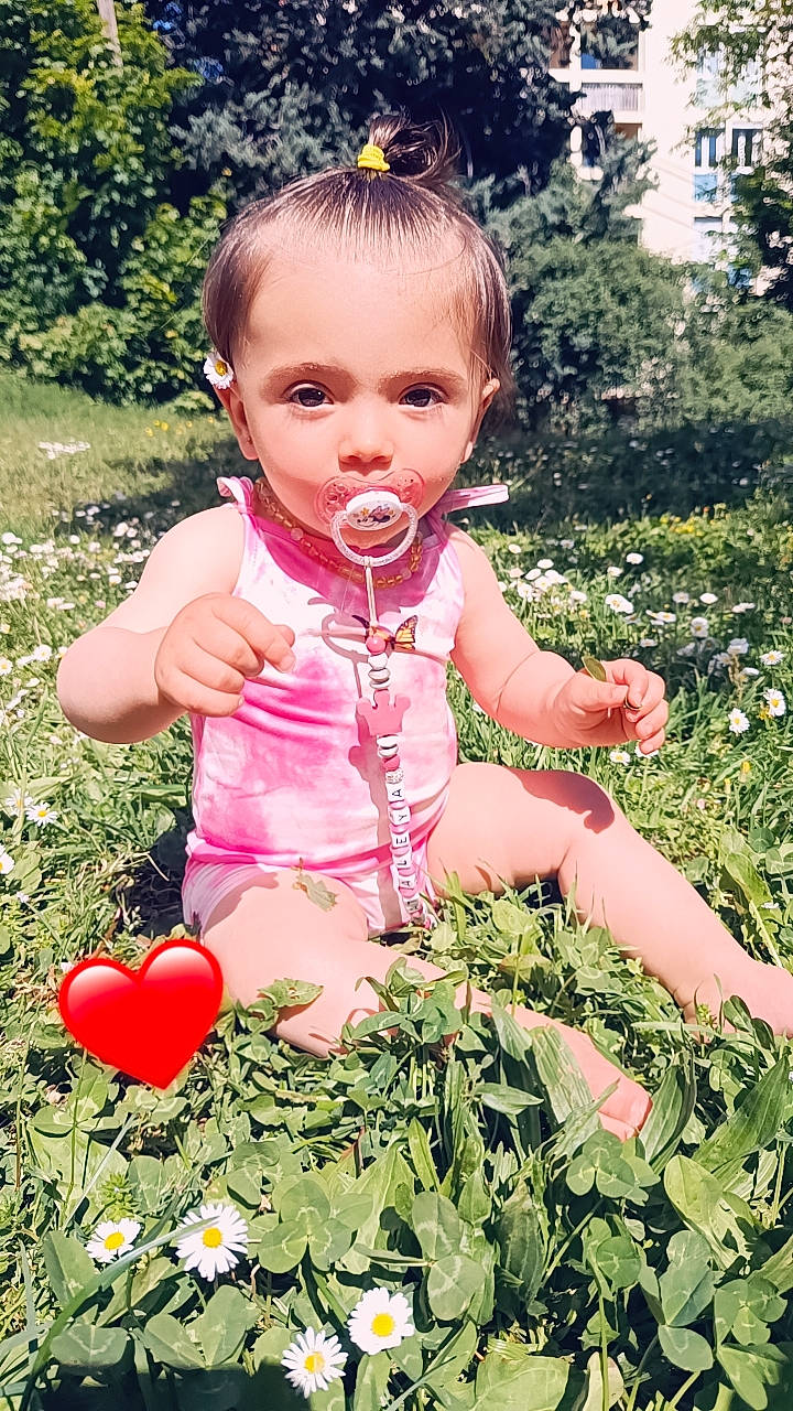 Katalëya a rejoint le concours — aidez-le/la à gagner de superbes lots ! annual_plant, baby, baby_toddler_clothing, balloon, botany, child, face, finger, fruit, garden, grass, grass_family, happy, people_in_nature, person, petal, pink, plant, summer, toddler