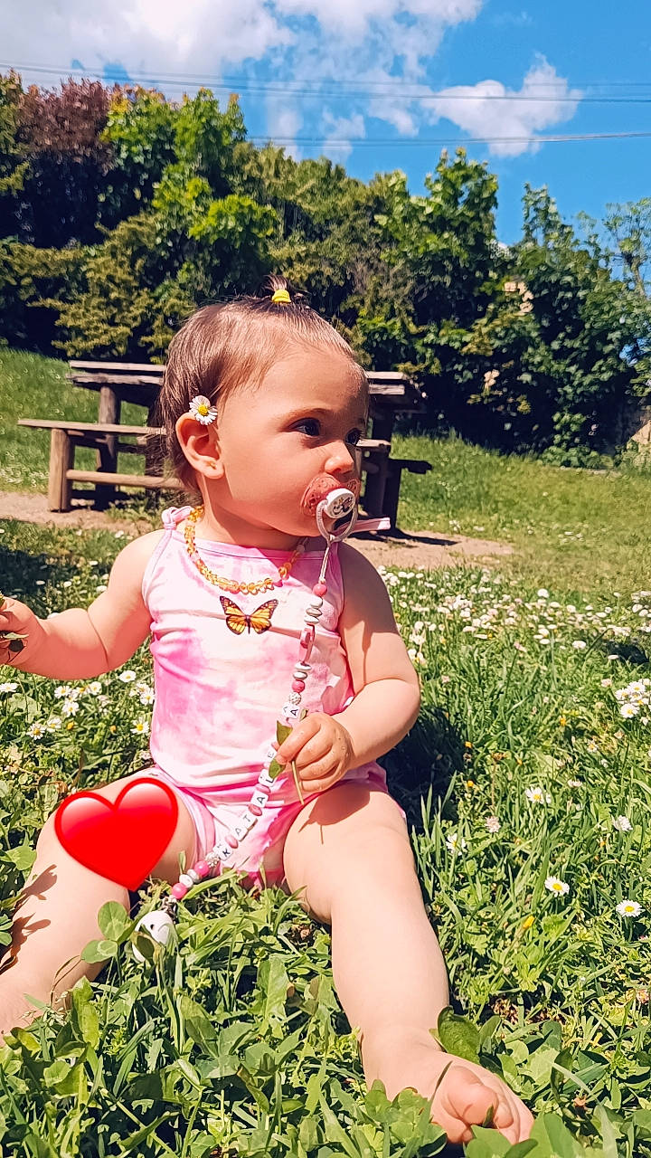Katalëya a rejoint le concours — aidez-le/la à gagner de superbes lots ! baby, baby_toddler_clothing, botany, cloud, finger, grass, happy, leaf, leisure, meadow, morning, people_in_nature, person, pink, plant, skin, sky, summer, sunlight, toddler