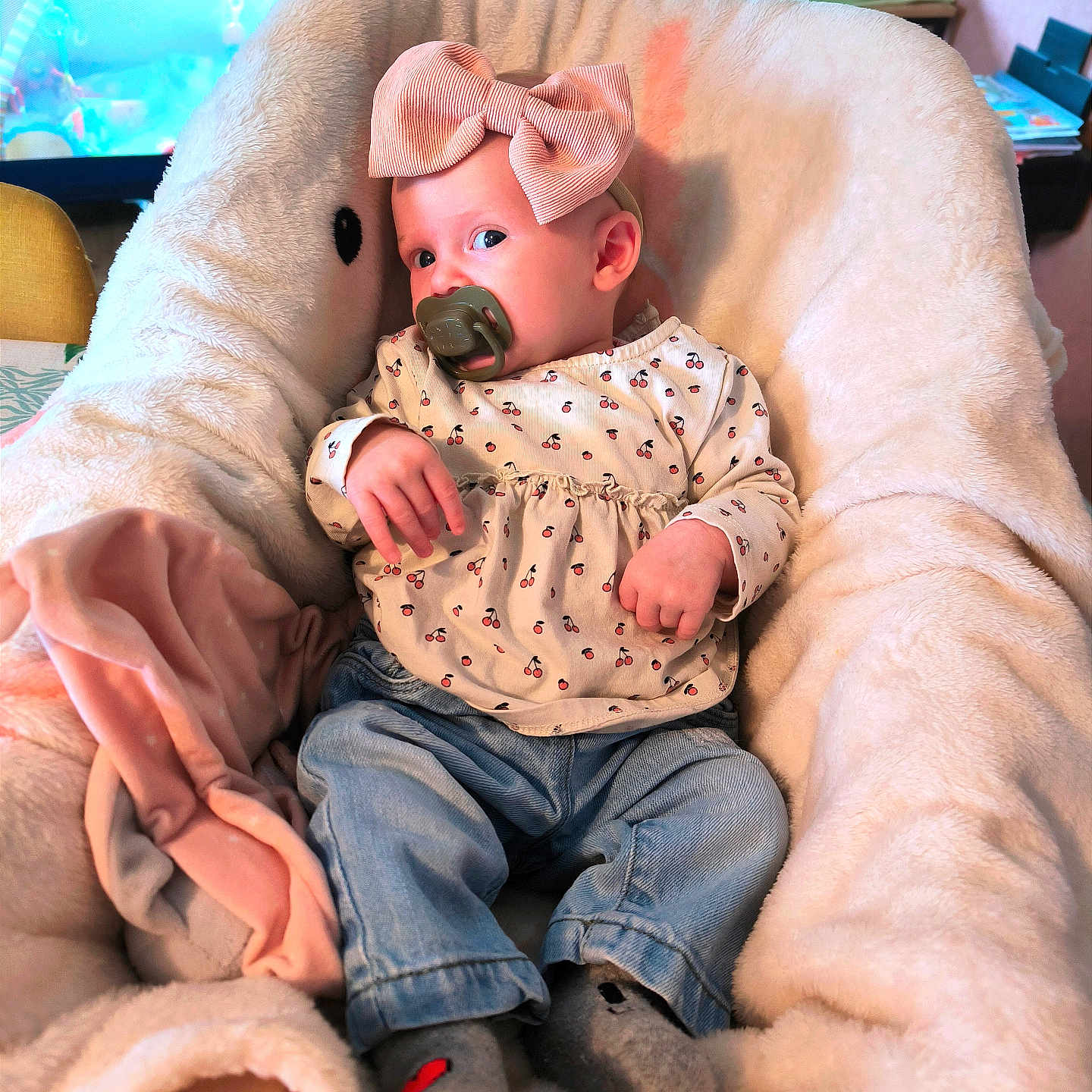 Lina a rejoint le concours — aidez-le/la à gagner de superbes lots ! baby, bed, blanket, bodypart, chair, clothing, couch, cushion, face, finger, footwear, furniture, hand, head, jeans, pants, person, photography, portrait, shoe