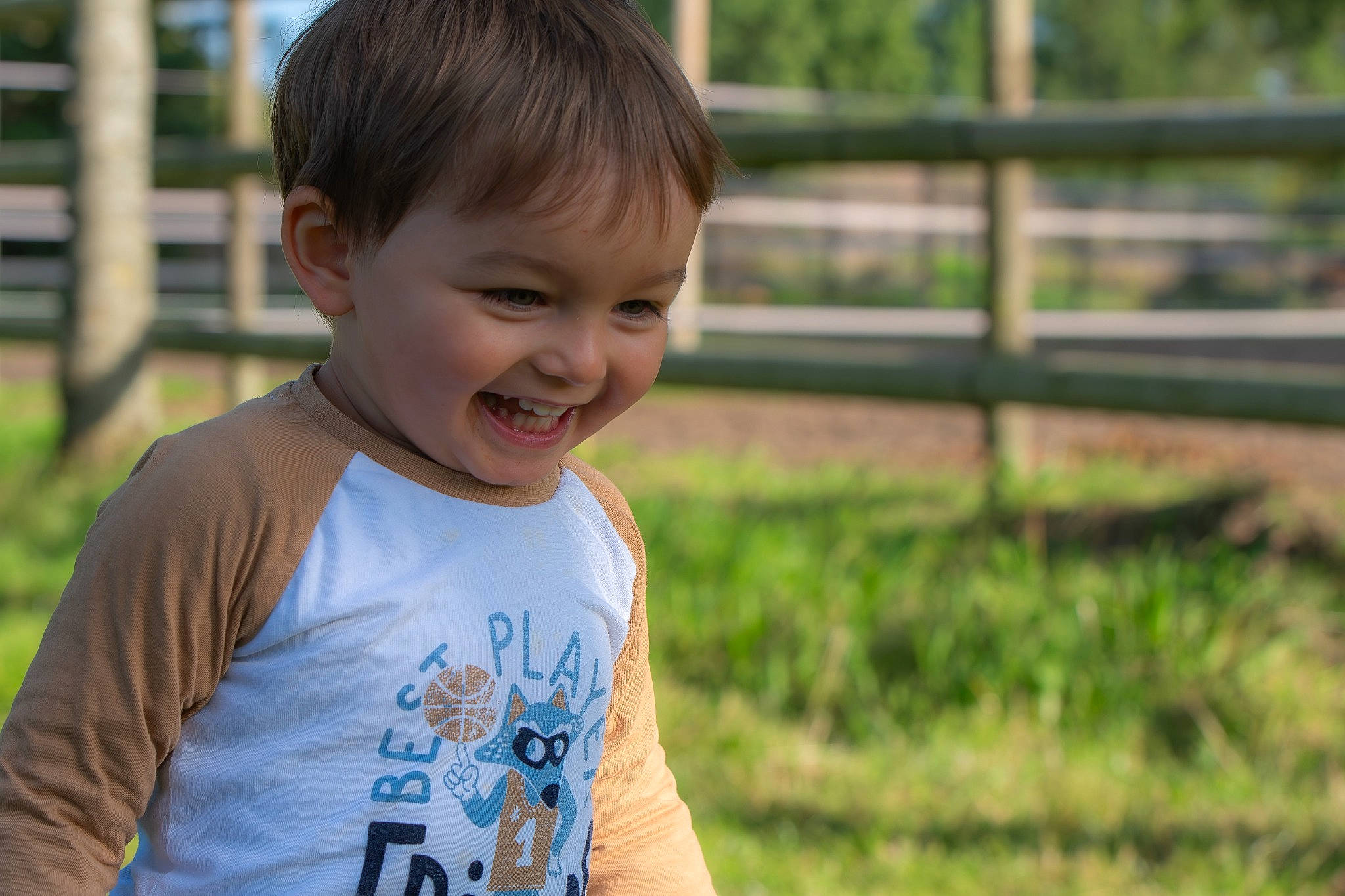 Mathéo participe au concours pour gagner de l'argent avec cette photo : child, electric_blue, face, facial_expression, fun, grass, grassland, happy, joy, leisure, people_in_nature, person, plant, play, recreation, sitting, sleeve, smile, summer, t_shirt