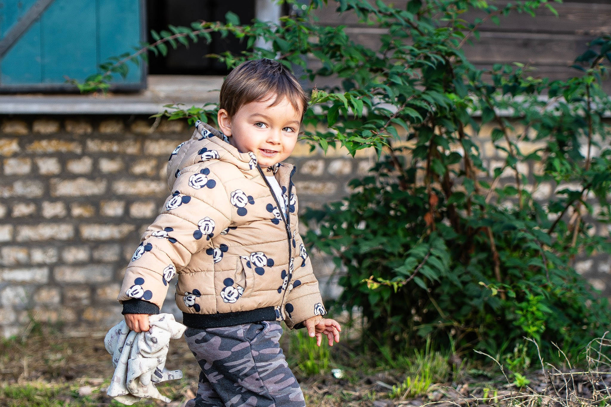 Mathéo a rejoint le concours — aidez-le/la à gagner de superbes lots ! baby, child, child_model, fun, garden, grass, happy, leisure, pattern, people_in_nature, person, plant, portrait_photography, sitting, sleeve, smile, soil, toddler, vacation, yard