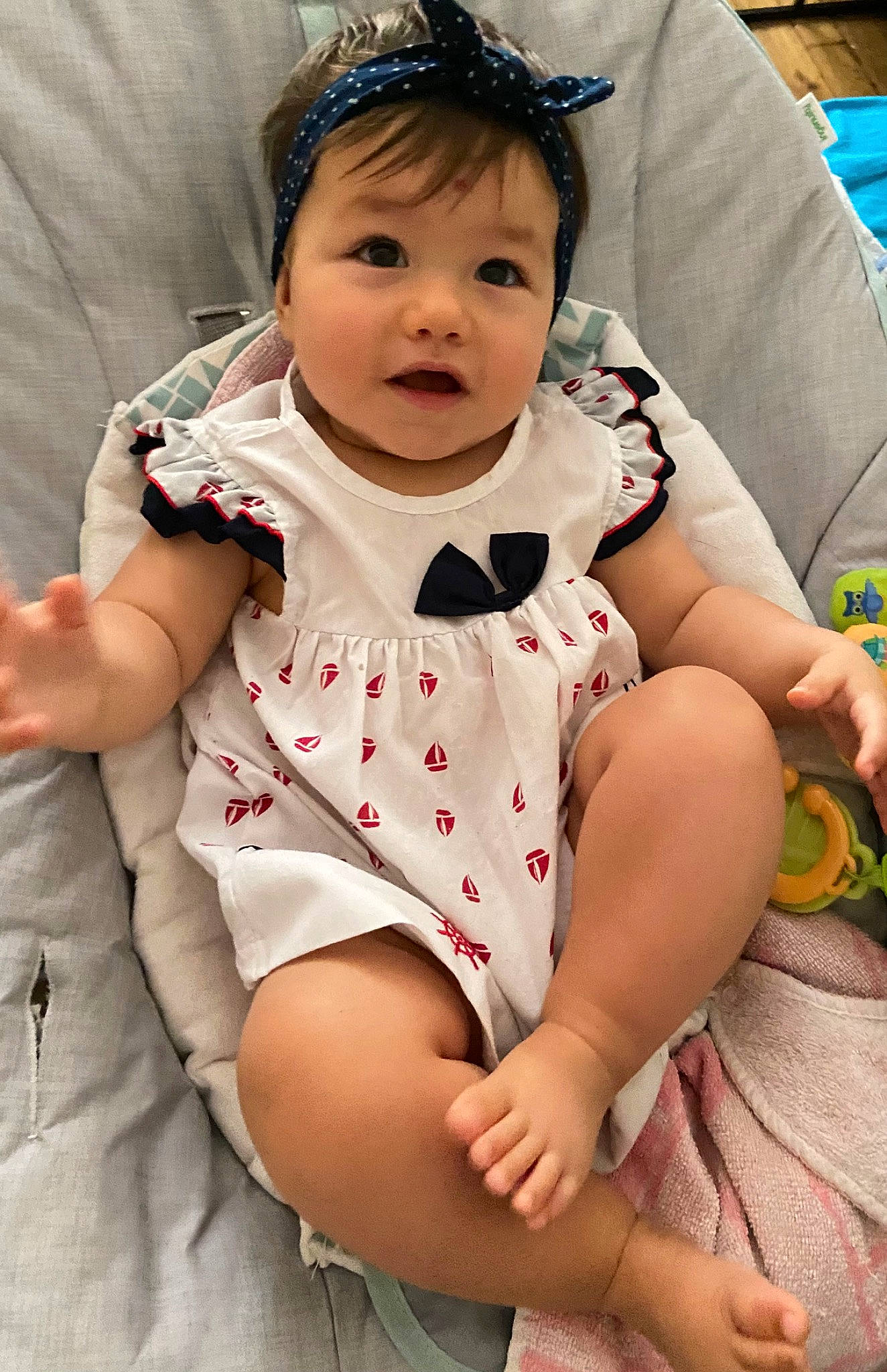 Alicia a rejoint le concours — aidez-le/la à gagner de superbes lots ! baby, baby_toddler_clothing, cheek, child, collar, comfort, dress, fashion_accessory, finger, happy, headband, headpiece, human_leg, pattern, person, pink, sitting, skin, sleeve, thigh