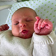 Gianni participe au concours pour gagner de l'argent avec cette photo : newborn, baby, infant, face, hand, sweater, white_clothing, polka_dot, blanket, close_up, skin, expression, cute, small_hands, indoors, lying_down, head, young_child, portrait, soft_lighting