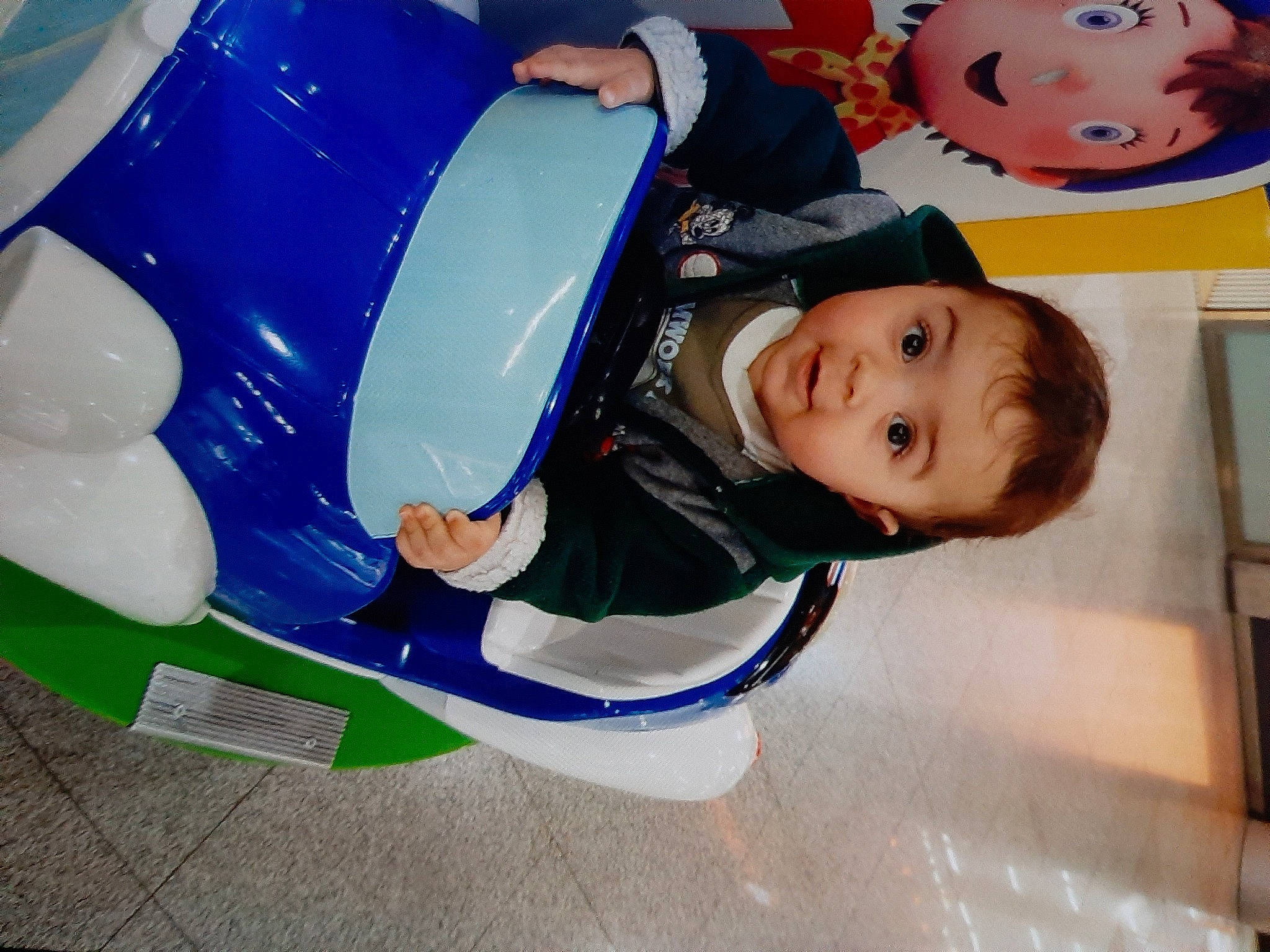 Thiago a rejoint le concours — aidez-le/la à gagner de superbes lots ! baby, baby_products, baby_toddler_clothing, child, electric_blue, fun, happy, leisure, person, plastic, play, recreation, sitting, sleeve, smile, t_shirt, toddler, white