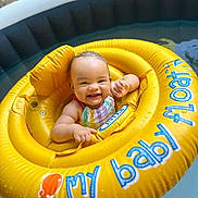 Noëlya participe au concours pour gagner de l'argent avec cette photo : baby, child, cute, face, float, fun, happy, head, inflatable, outdoor, person, play, pool, smiling, splash, summer, swimming, toddler, water, yellow