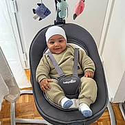 Adam a rejoint le concours — aidez-le/la à gagner de superbes lots ! baby, infant, smile, baby_rocker, babymoov, plush_toys, fish_toy, bunny_toy, bird_toy, white_hat, beige_clothing, socks, indoor, wooden_floor, parquet, modern_furniture, child, happy, seat, home