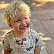 Noa a rejoint le concours — aidez-le/la à gagner de superbes lots ! toddler, child, blond_hair, smiling, blue_eyes, shirt, watermelon_pattern, outdoor, sunlight, shadow, curly_hair, happy, portrait, person, cute, young_child, daylight, face, standing, casual_clothing