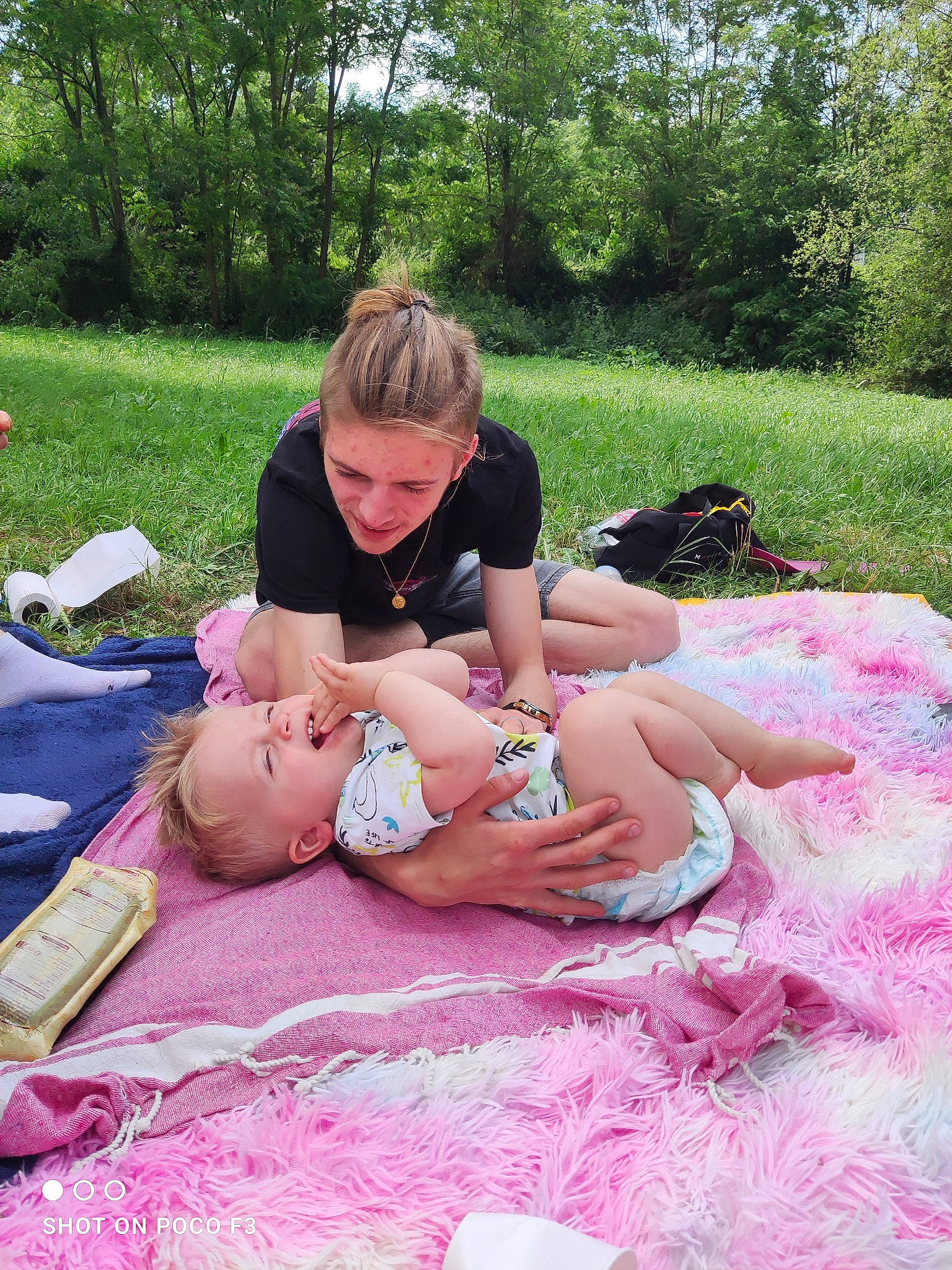 Lenny participe au concours pour gagner de l'argent avec cette photo : baby, barefoot, child, event, fun, grass, happy, lap, leisure, magenta, people_in_nature, person, pink, plant, recreation, shorts, sitting, summer, thigh, toddler