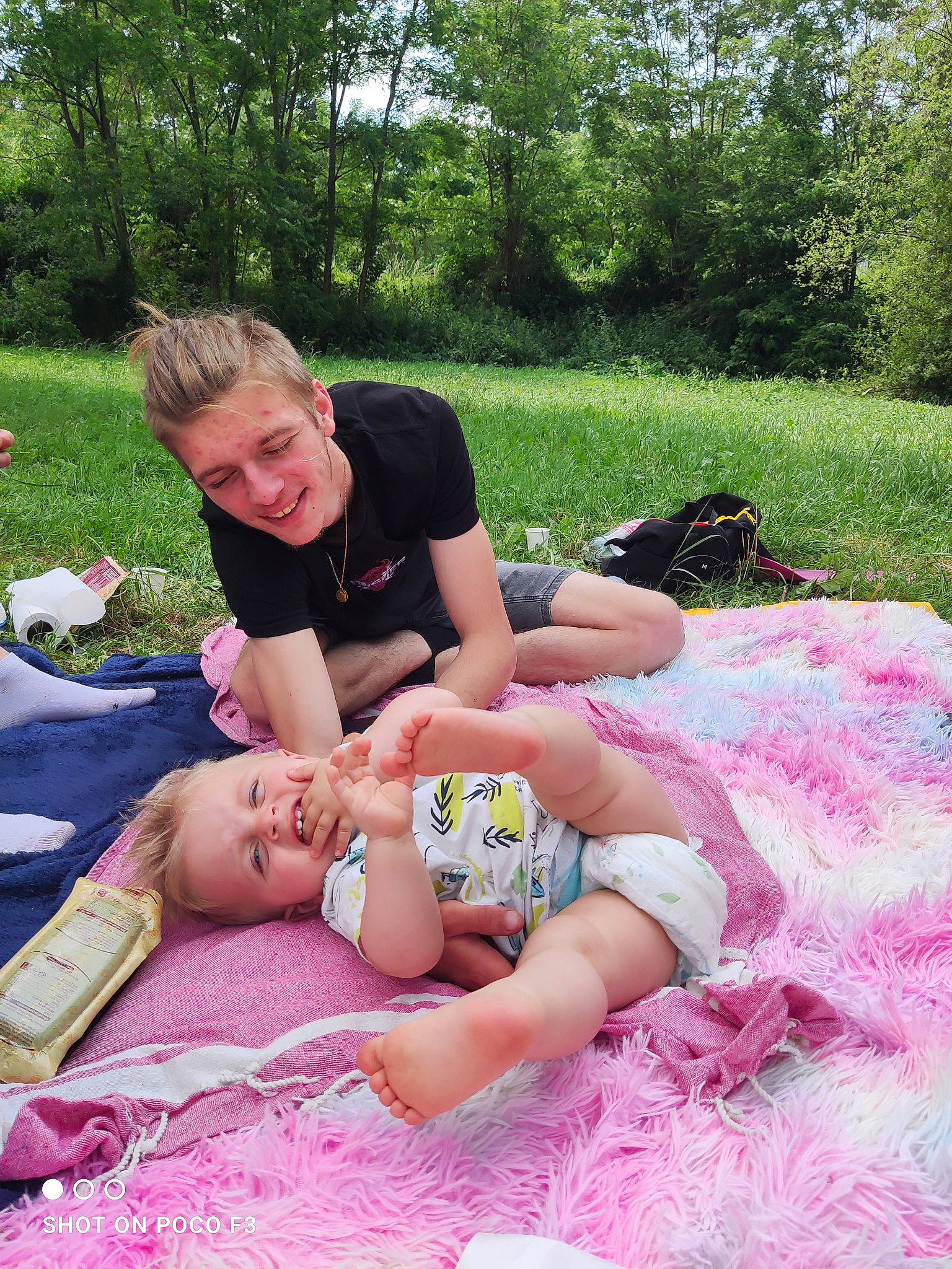 Lenny participe au concours pour gagner de l'argent avec cette photo : event, fun, grass, happy, joy, lap, leisure, magenta, people_in_nature, person, picnic, pink, plant, recreation, shorts, sitting, smile, summer, t_shirt, thigh