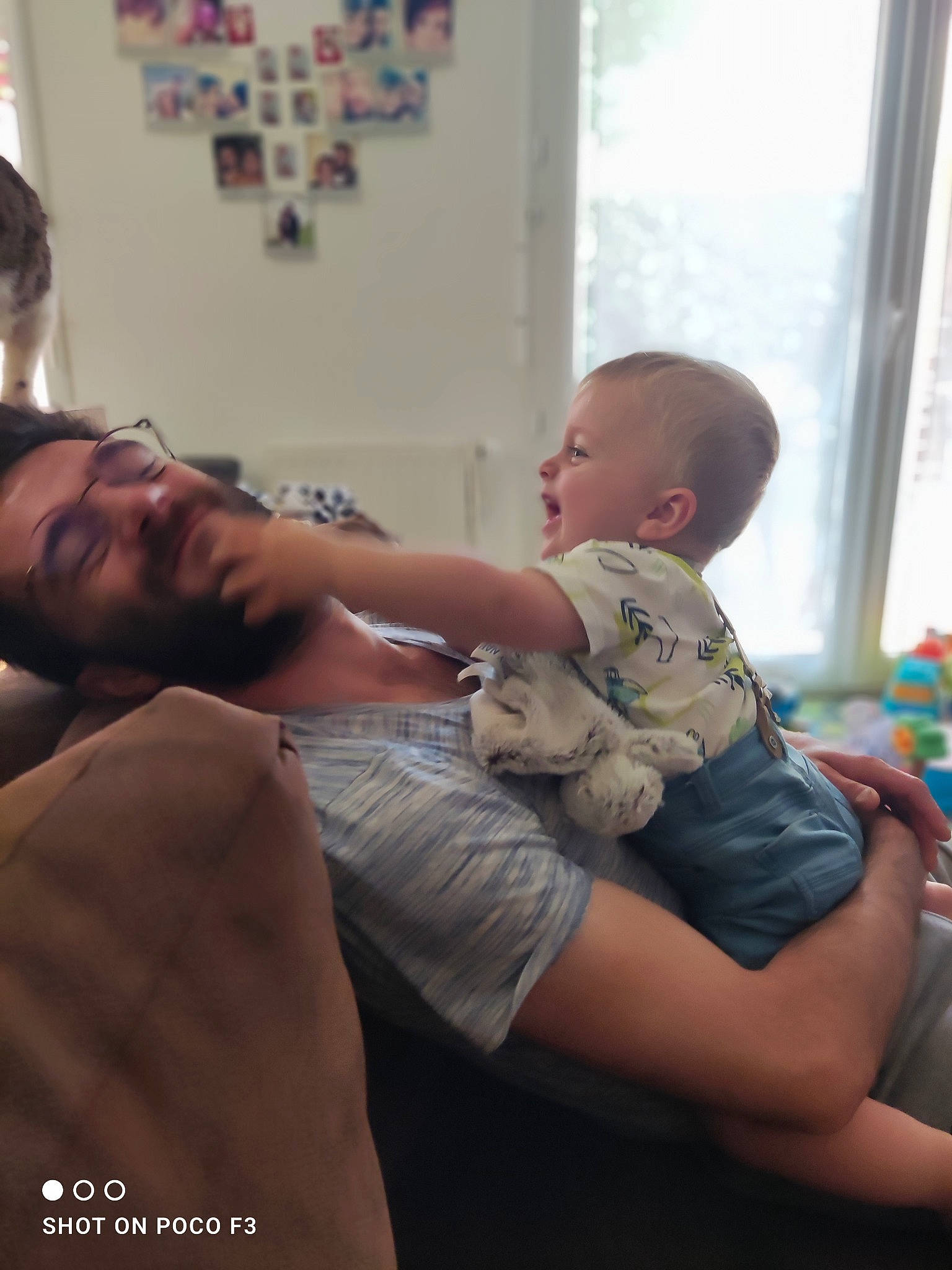 Lenny participe au concours pour gagner de l'argent avec cette photo : abdomen, baby, beard, chest, comfort, elbow, human_body, human_leg, joint, knee, lap, muscle, person, shorts, shoulder, sitting, stomach, thigh, toddler, trunk