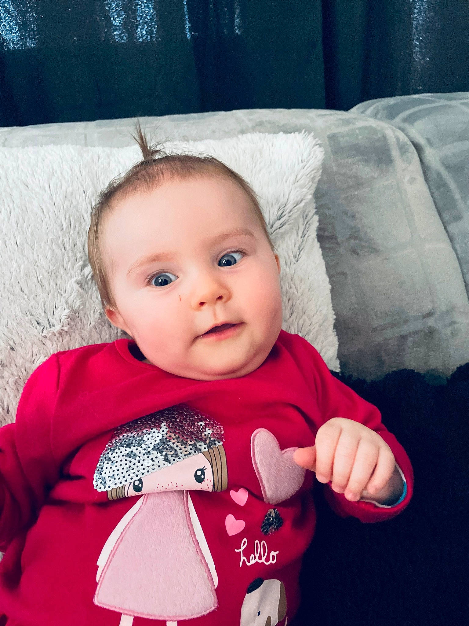 Violette a rejoint le concours — aidez-le/la à gagner de superbes lots ! baby, baby_toddler_clothing, beauty, cheek, child, comfort, cool, couch, eye, eyelash, happy, iris, lip, magenta, outerwear, person, pink, sleeve, t_shirt, textile