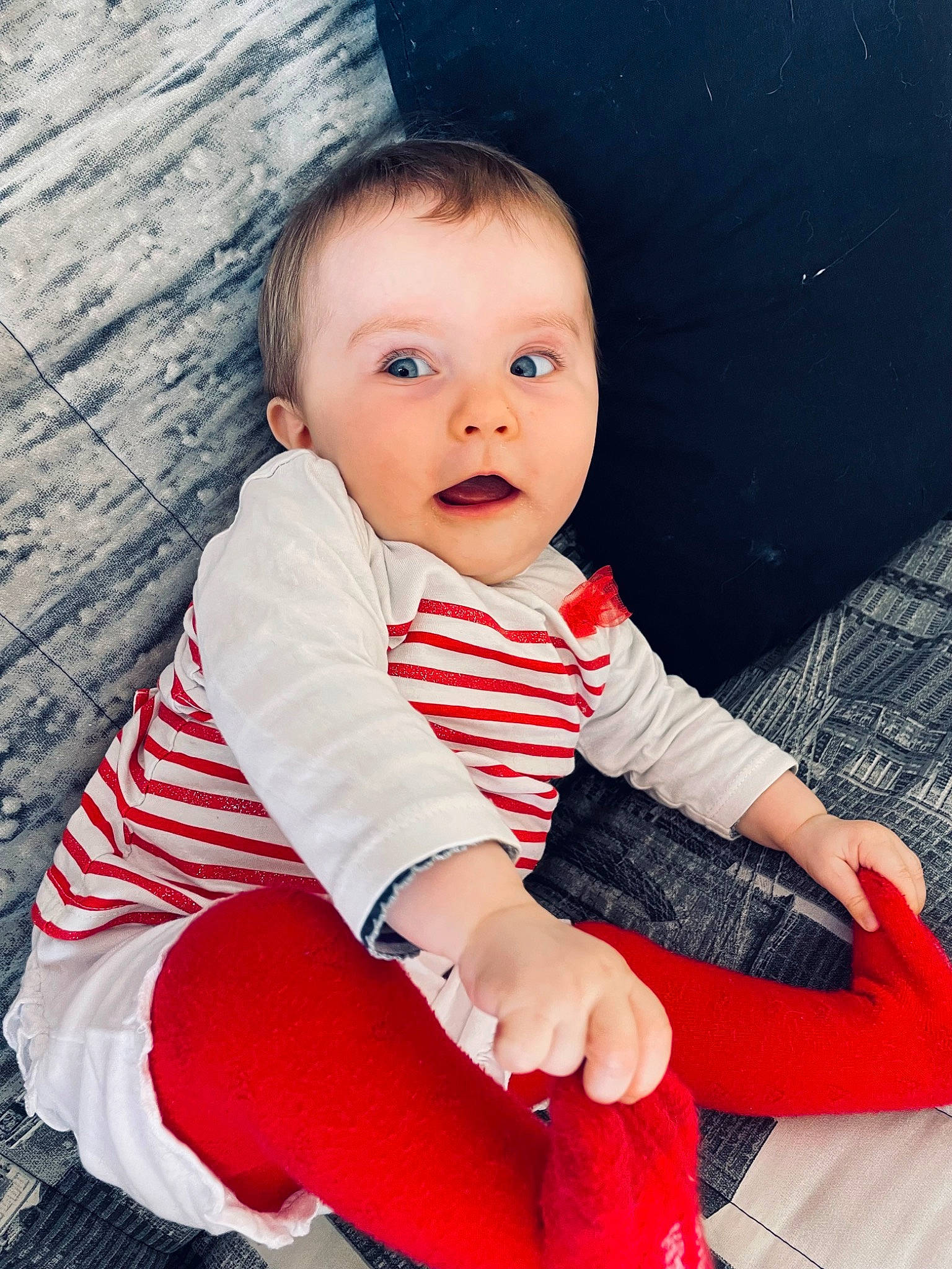 Violette a rejoint le concours — aidez-le/la à gagner de superbes lots ! baby, baby_toddler_clothing, carmine, cheek, child, collar, comfort, electric_blue, flash_photography, fun, happy, human_leg, lip, pattern, person, photo_shoot, portrait_photography, sitting, skin, sleeve