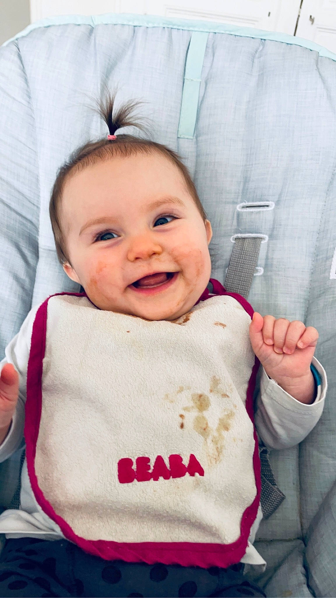 Violette participe au concours pour gagner de l'argent avec cette photo : baby, baby_laughing, baby_products, baby_toddler_clothing, cheek, child, comfort, cool, face, facial_expression, fashion_accessory, gesture, happy, head, joy, lip, person, pink, skin, sleeve