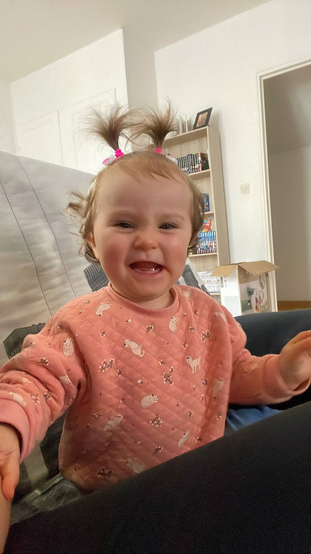 Violette participe au concours pour gagner de l'argent avec cette photo : baby, baby_toddler_clothing, cheek, child, comfort, finger, fun, gesture, happy, iris, joy, mouth, nose, person, picture_frame, pink, room, skin, sleeve, smile