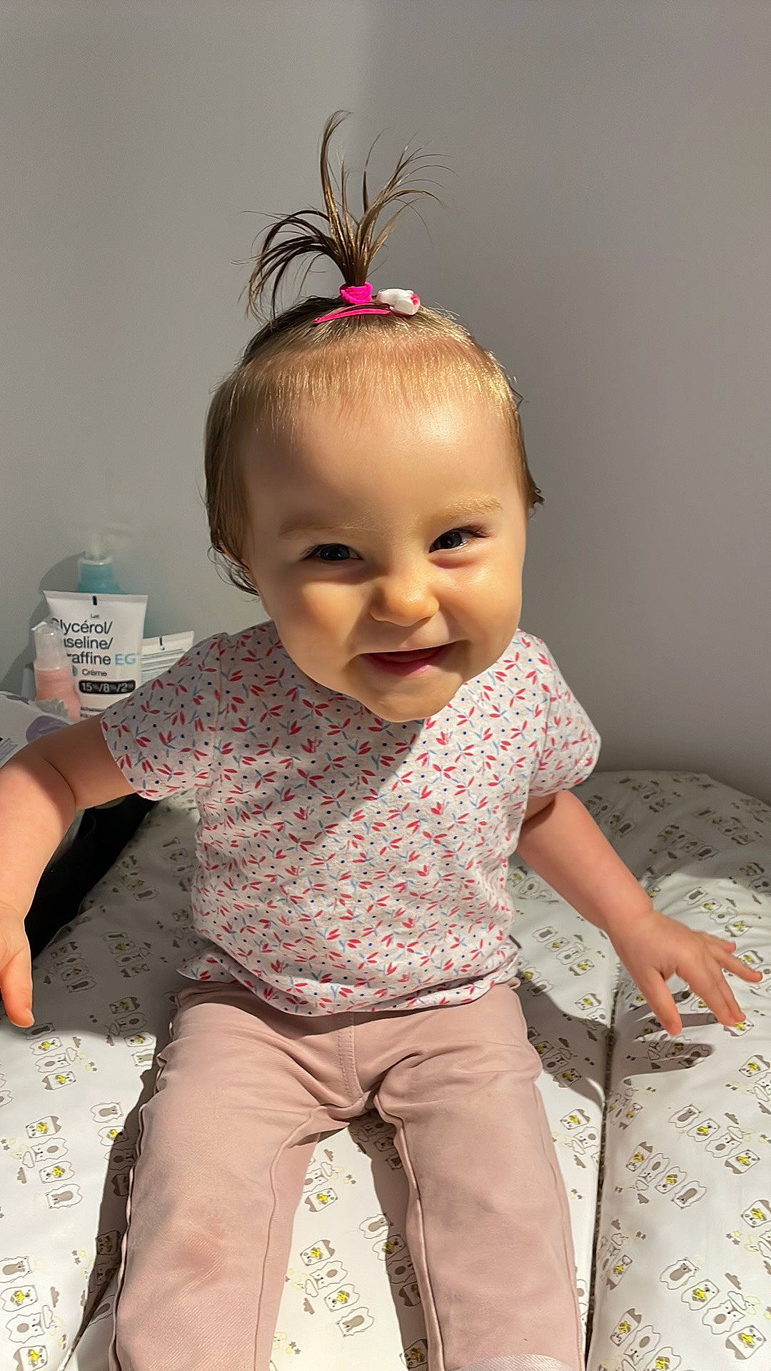 Violette a rejoint le concours — aidez-le/la à gagner de superbes lots ! baby, baby_toddler_clothing, cheek, child, eye, facial_expression, flooring, fun, happy, headband, headpiece, iris, joy, pattern, person, pink, sitting, skin, sleeve, smile
