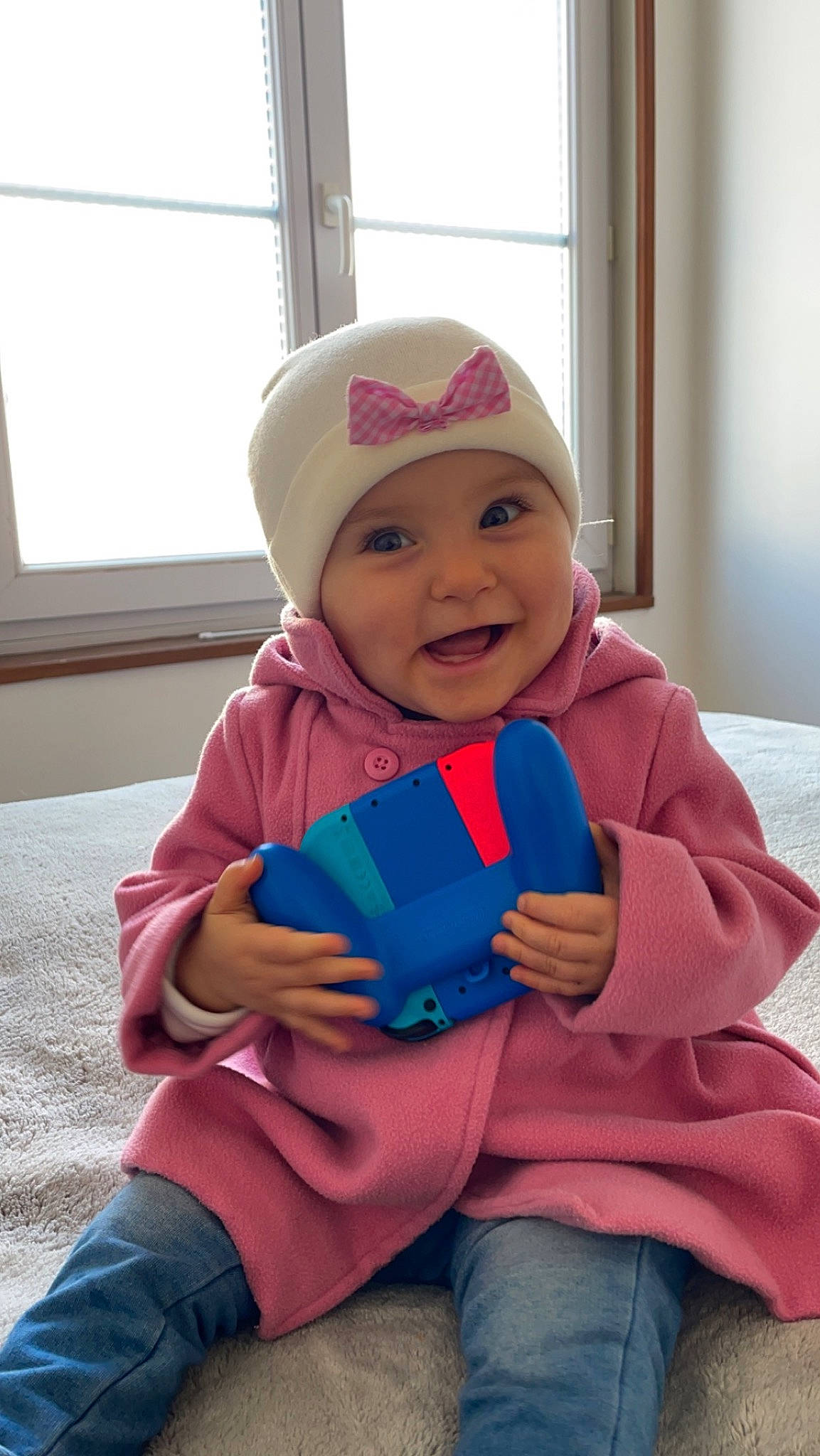 Violette participe au concours pour gagner de l'argent avec cette photo : baby, baby_toddler_clothing, cap, child, clothing, electric_blue, finger, fun, happy, headwear, jeans, joy, leisure, person, personal_protective_equipment, sitting, skin, sleeve, smile, stuffed_toy