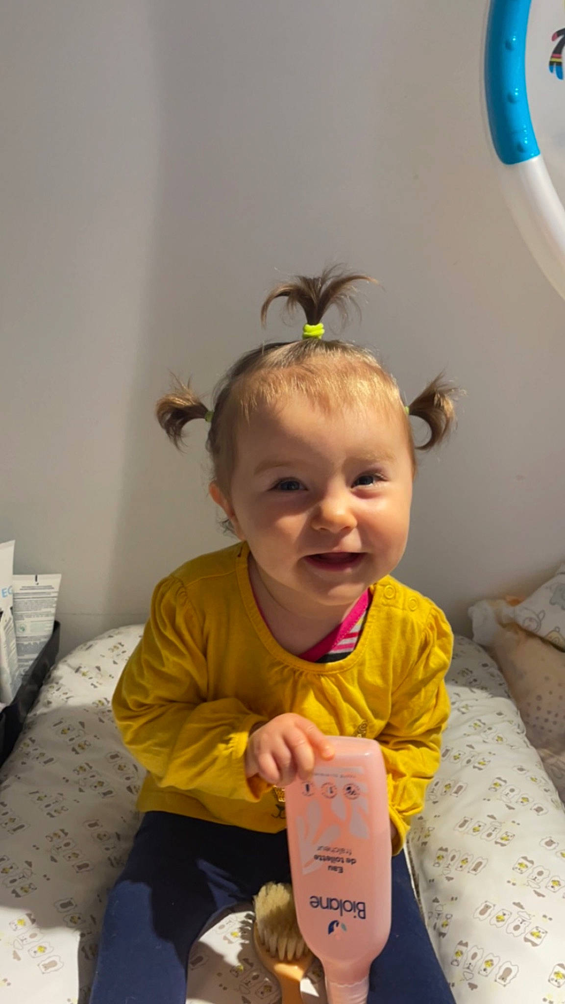 Violette participe au concours pour gagner de l'argent avec cette photo : baby, baby_toddler_clothing, child, ear, event, fashion_accessory, fun, hair_accessory, hairstyle, happy, head, headband, headpiece, person, room, sitting, sleeve, smile, t_shirt, toddler